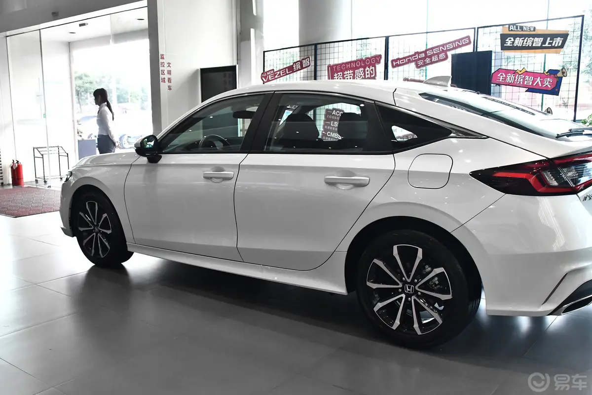 型格HATCHBACK 240TURBO CVT领潮版外观细节