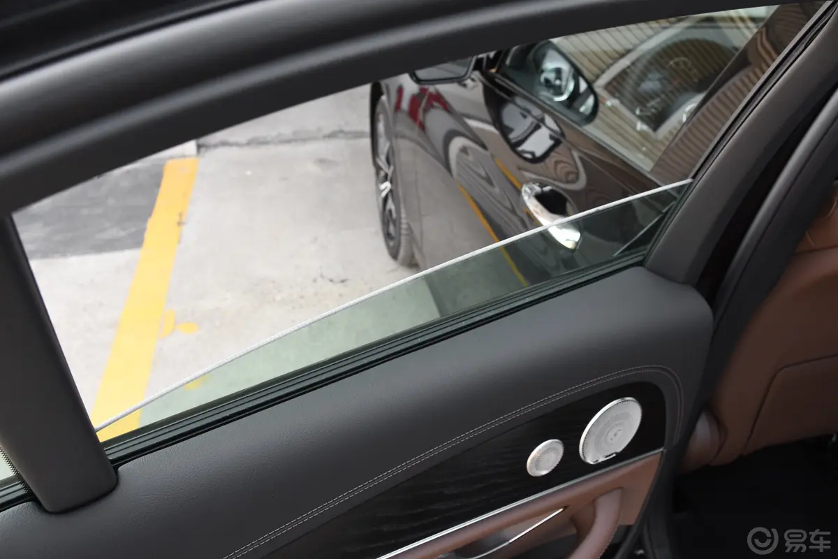 奔驰E级(进口)E 300 豪华型运动版后排玻璃材质特写