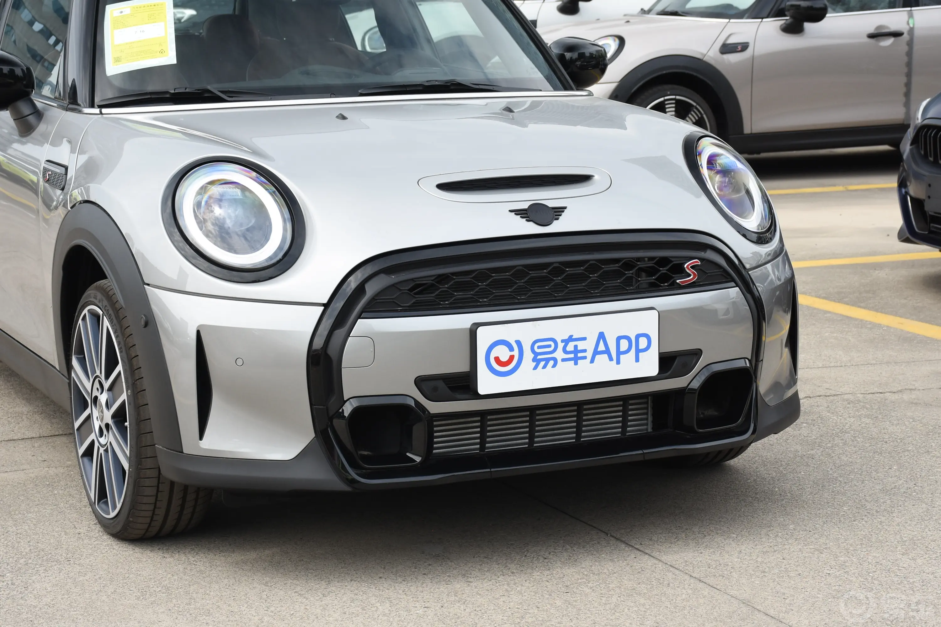 MINI改款 2.0T COOPER S 艺术家 五门版前格栅侧俯拍