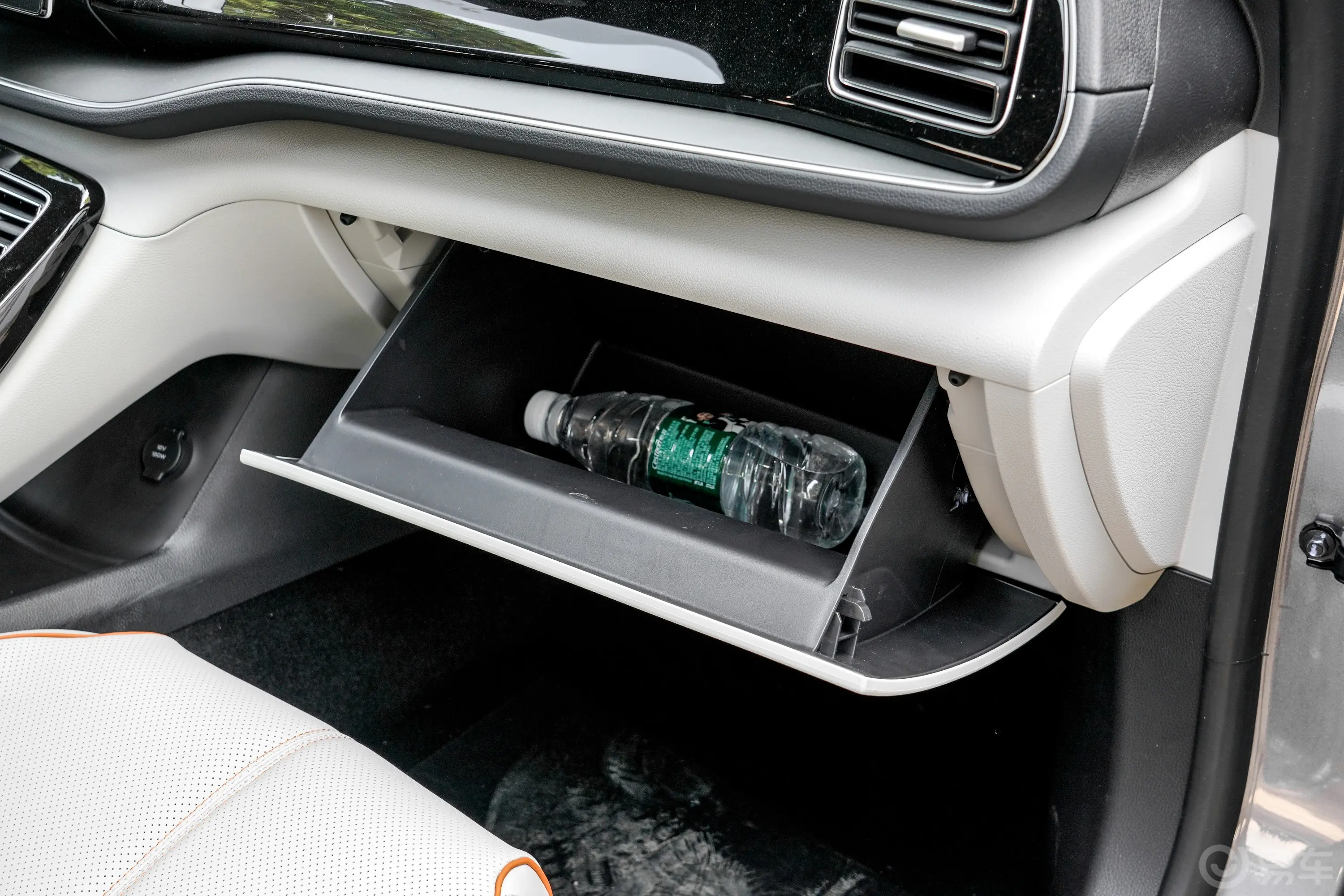 秦PLUS新能源EV 冠军版 510km 领先型手套箱空间水瓶横置