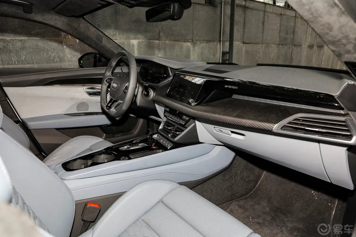 奥迪RS e-tron GT495km内饰全景副驾驶员方向