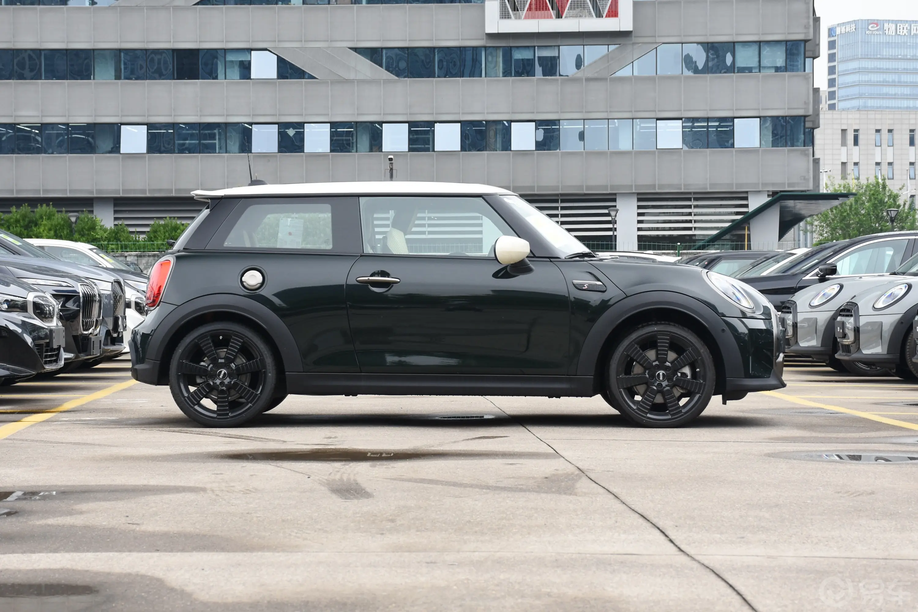 MINI2.0T COOPER S 执迷版正侧车头向右水平