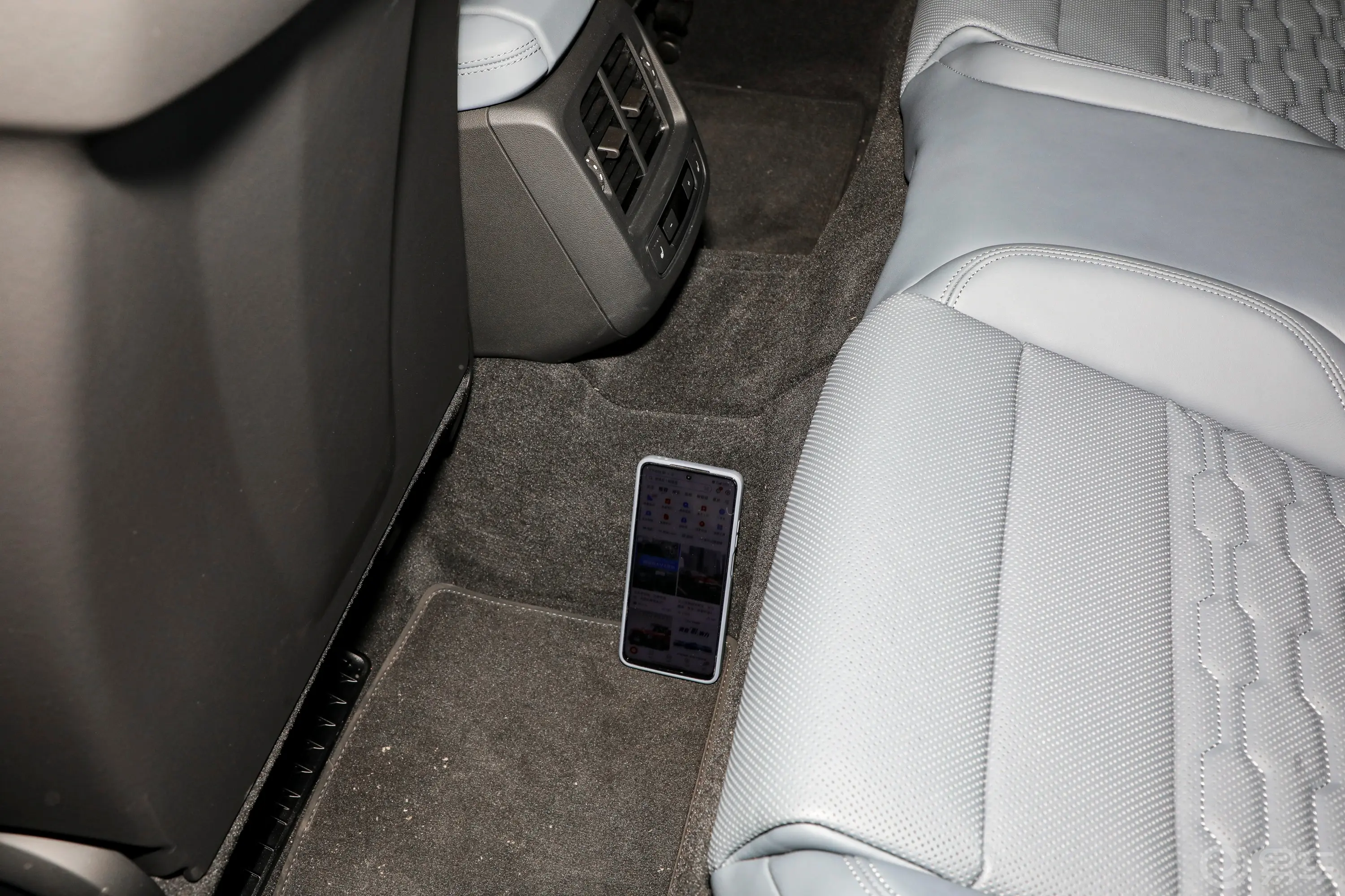 奥迪RS e-tron GT495km后排地板中间位置