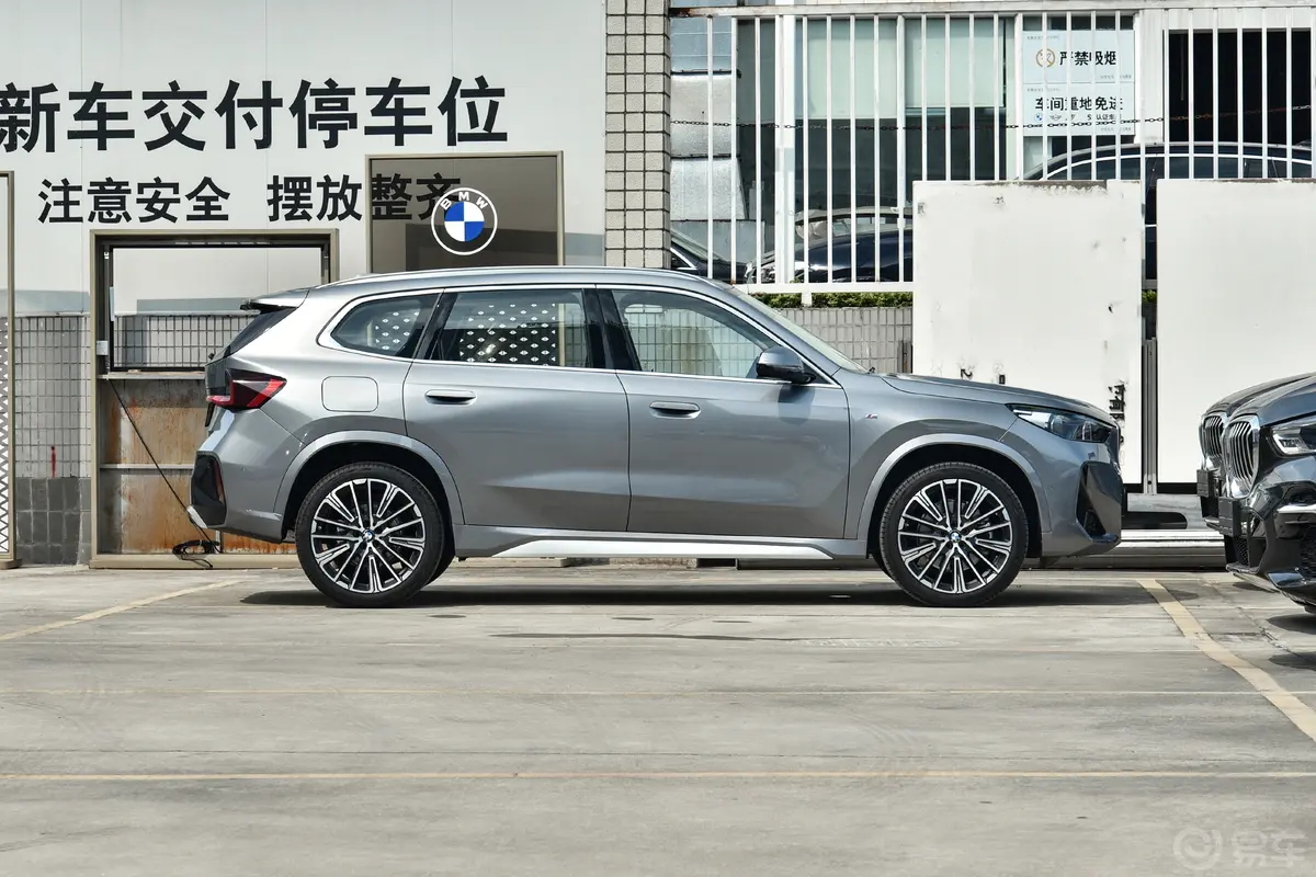 宝马X1xDrive25Li M运动套装正侧车头向右水平