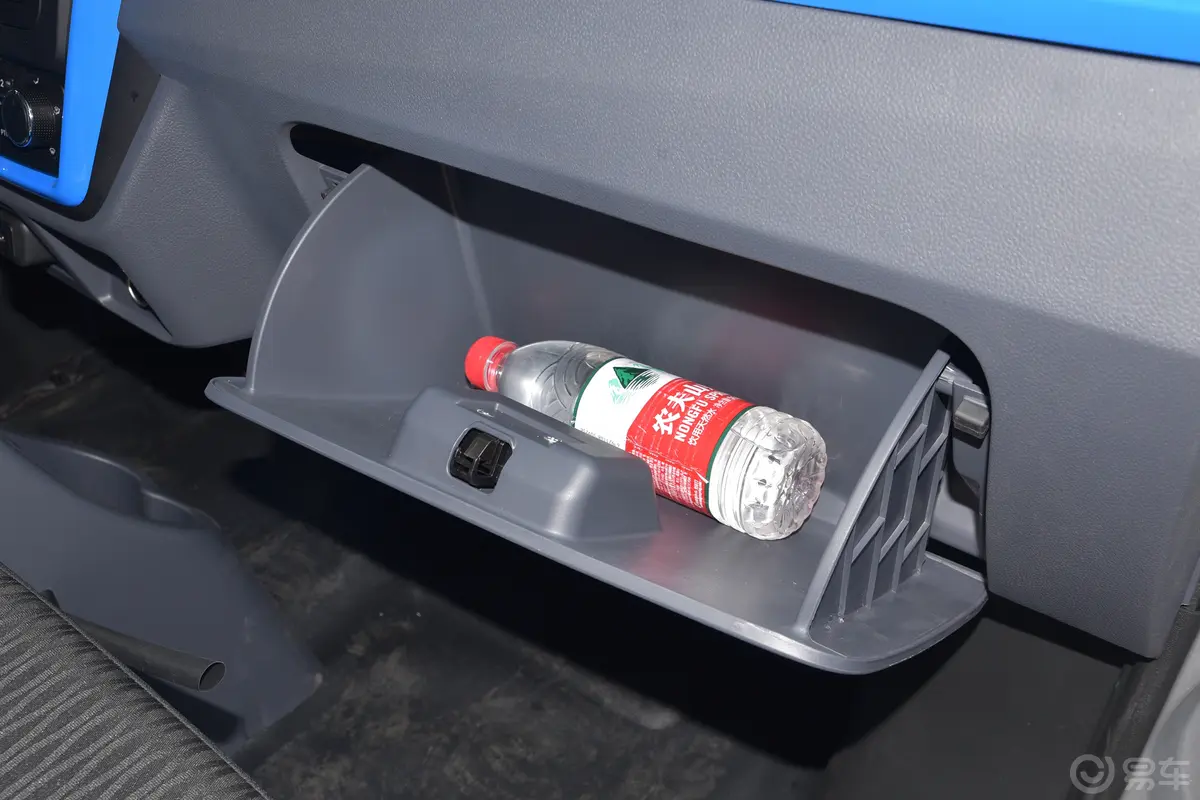 新海豚EV货车舒适型手套箱空间水瓶横置
