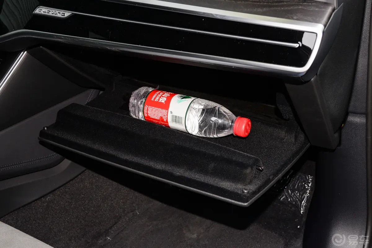 奥迪A6L改款 45 TFSI quattro 尊享动感型手套箱空间水瓶横置