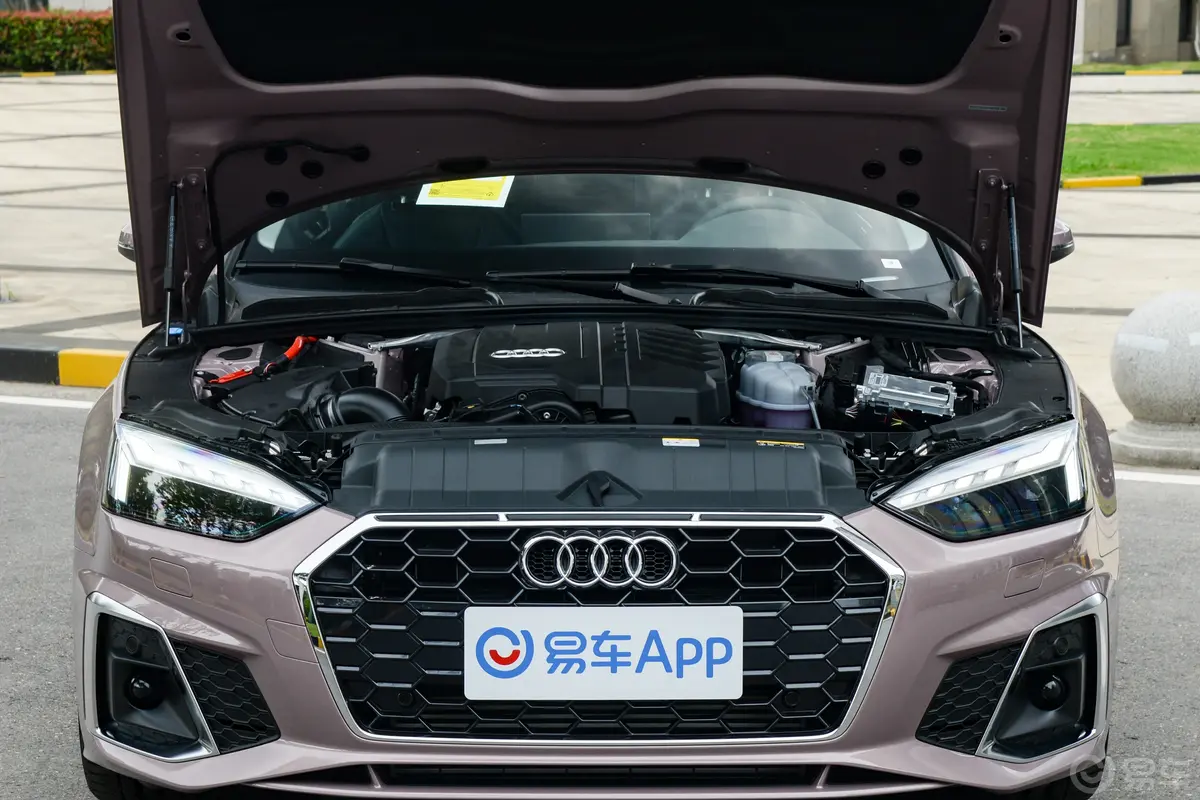 奥迪A5Coupe 40 TFSI 时尚动感型发动机舱整体