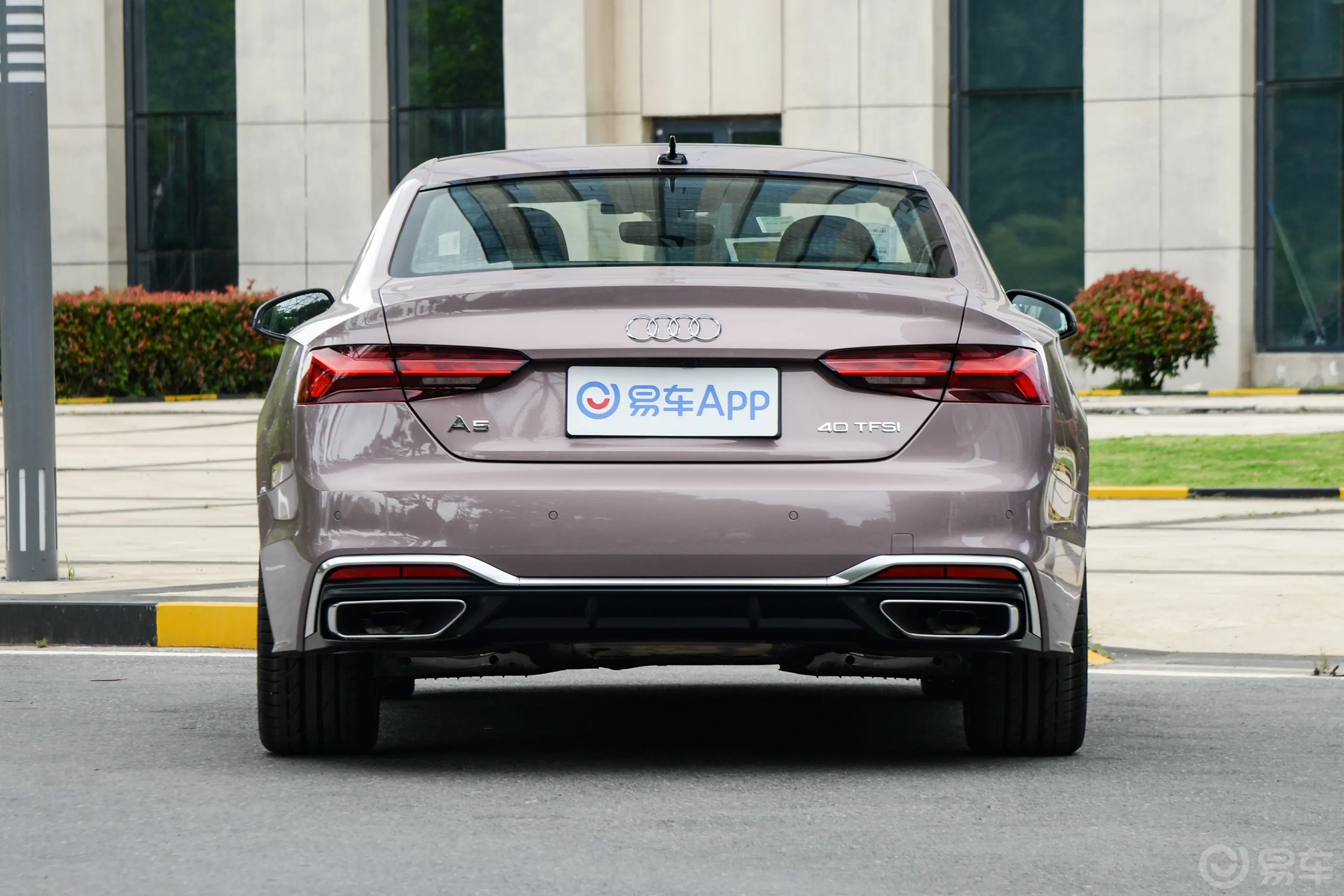 奥迪A5Coupe 40 TFSI 时尚动感型正后水平