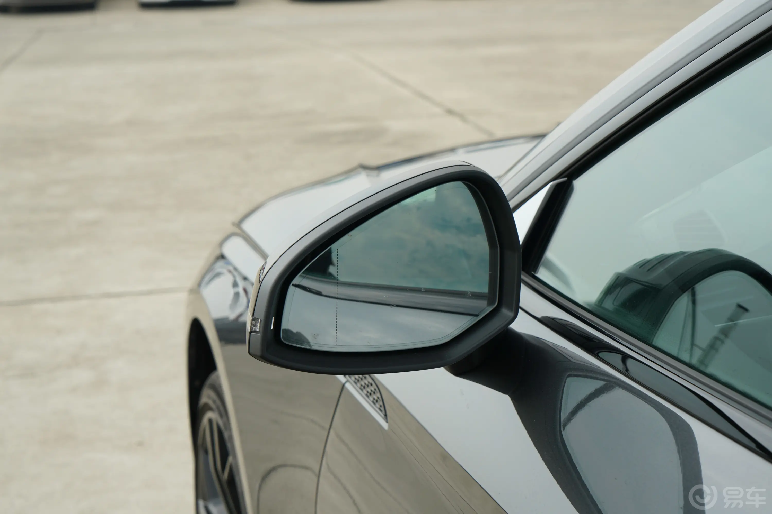 奥迪RS 52.9T Sportback 黑曜版后视镜镜面