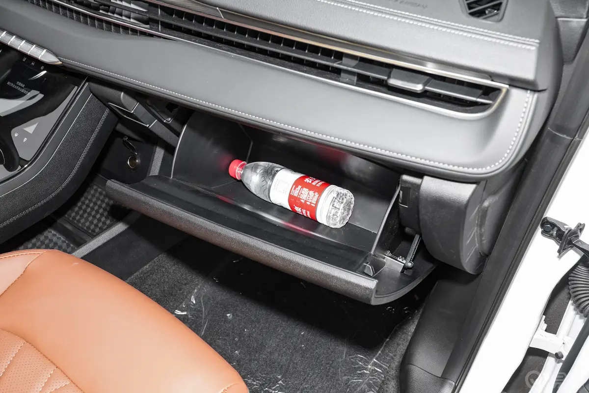 瑞虎8 PLUS改款 290TGDI 双离合两驱豪享版手套箱空间水瓶横置