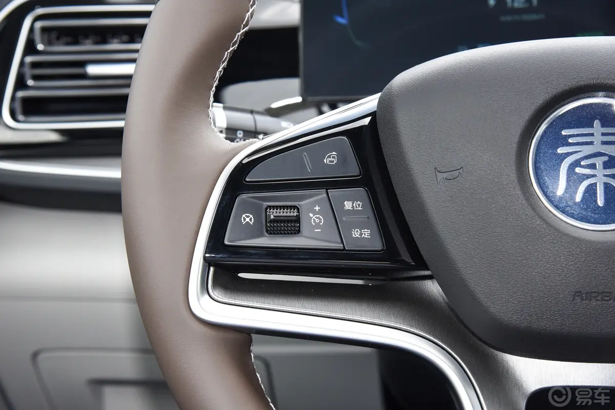 秦PLUS新能源EV 冠军版 420km 领先型左侧方向盘功能按键