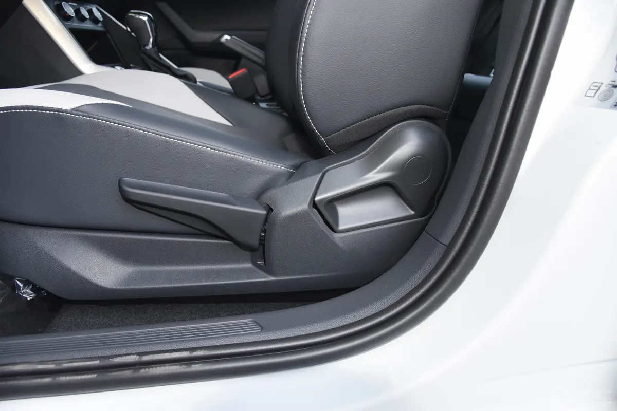 Polo改款 Plus 1.5L 自动潮酷智尊版主驾座椅调节