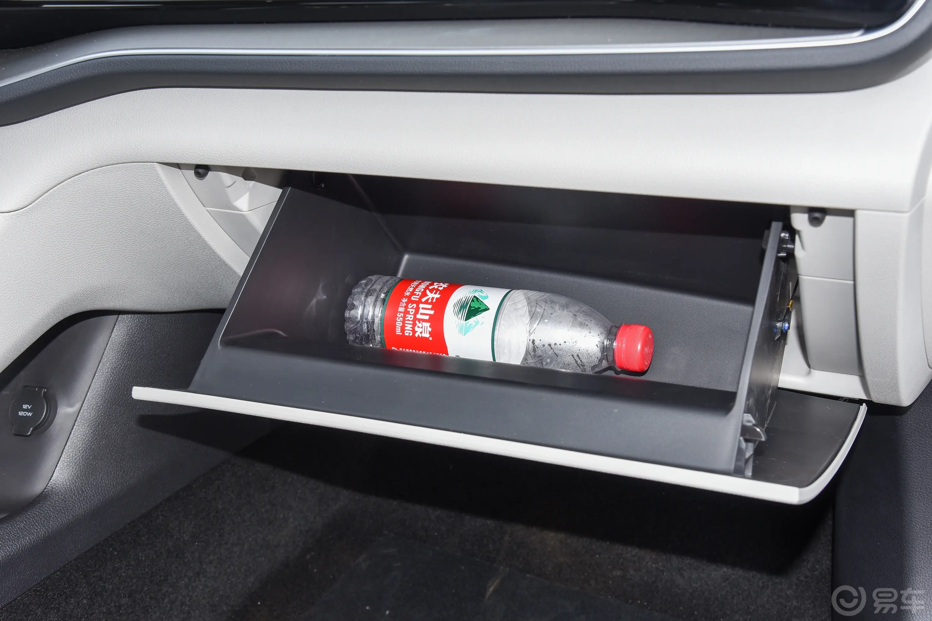 秦PLUS新能源EV 冠军版 420km 领先型手套箱空间水瓶横置
