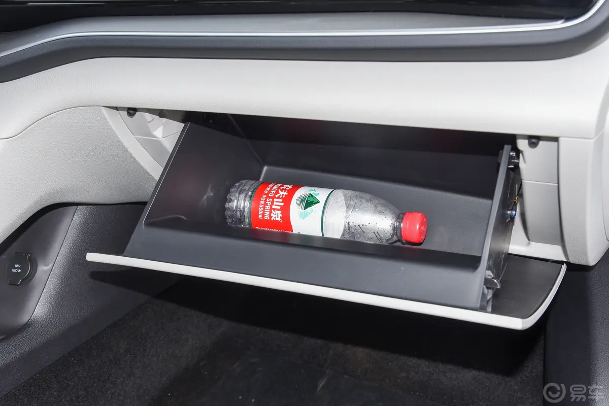 秦PLUS新能源EV 冠军版 420km 领先型手套箱空间水瓶横置
