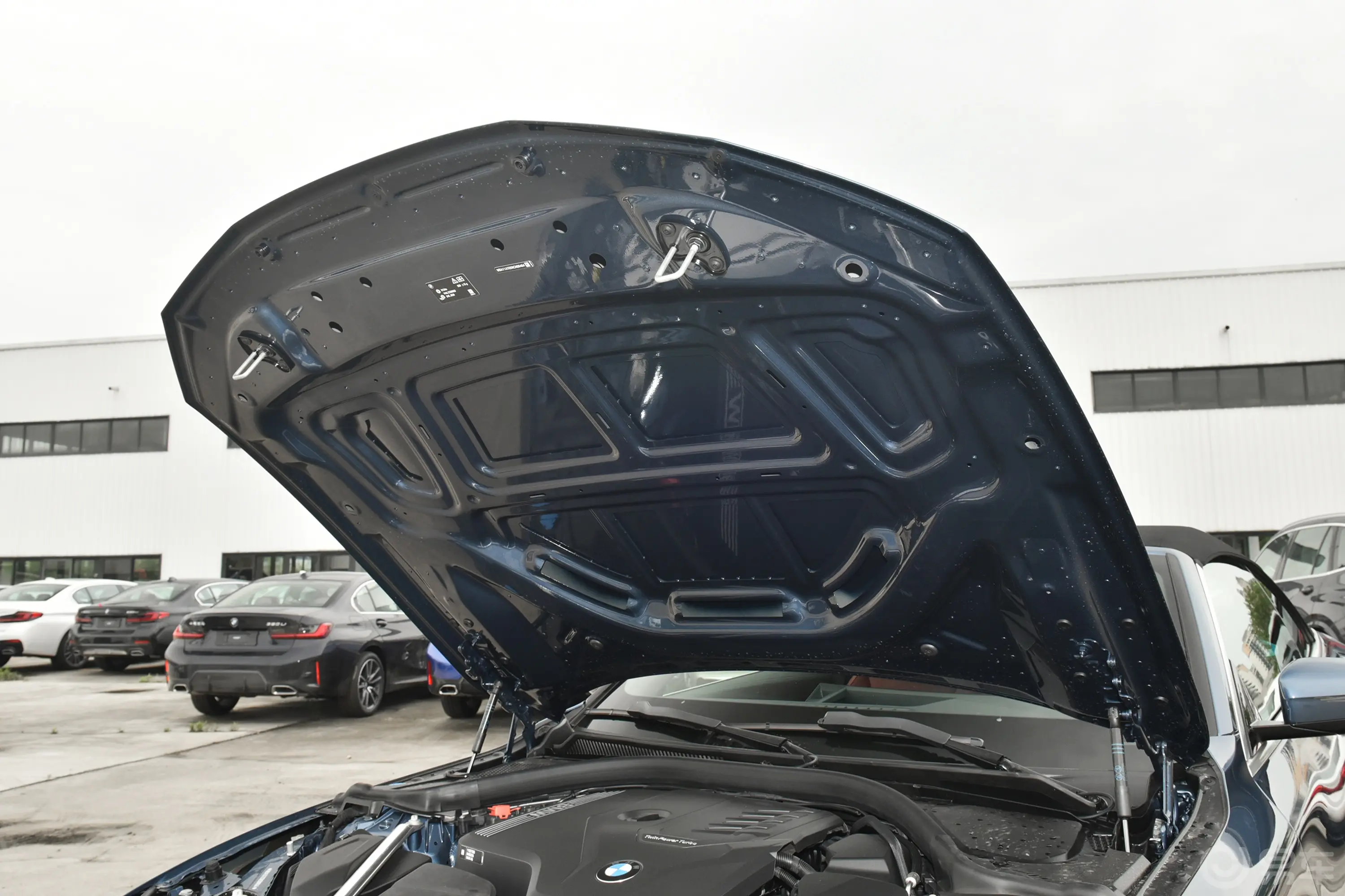 宝马4系敞篷轿跑车 425i M运动套装发动机舱盖内侧