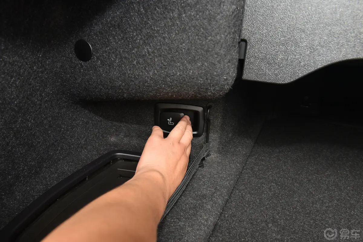 宝马4系敞篷轿跑车 425i M运动套装后备箱内座椅放倒按钮