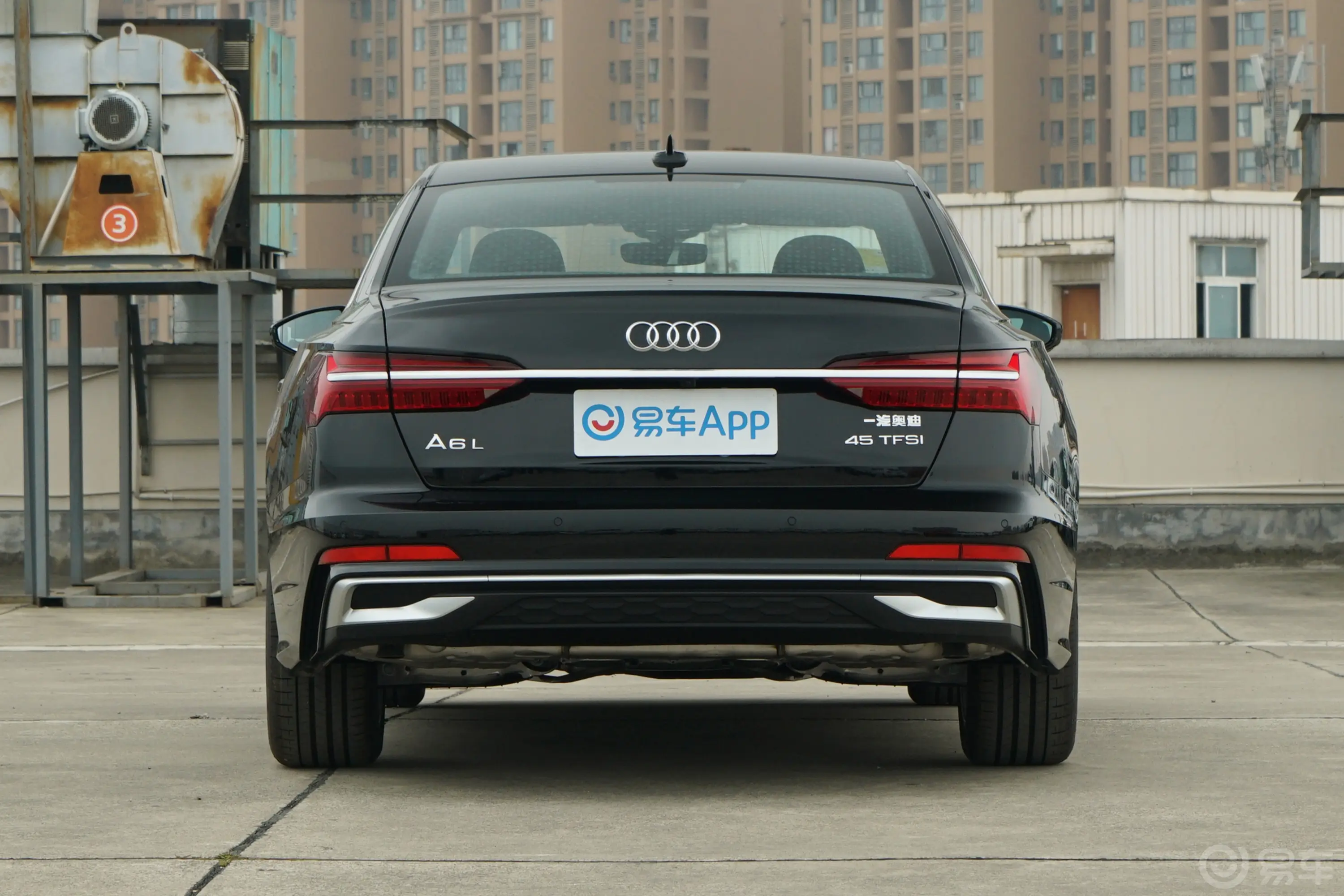 奥迪A6L改款 45 TFSI 臻选动感型正后水平