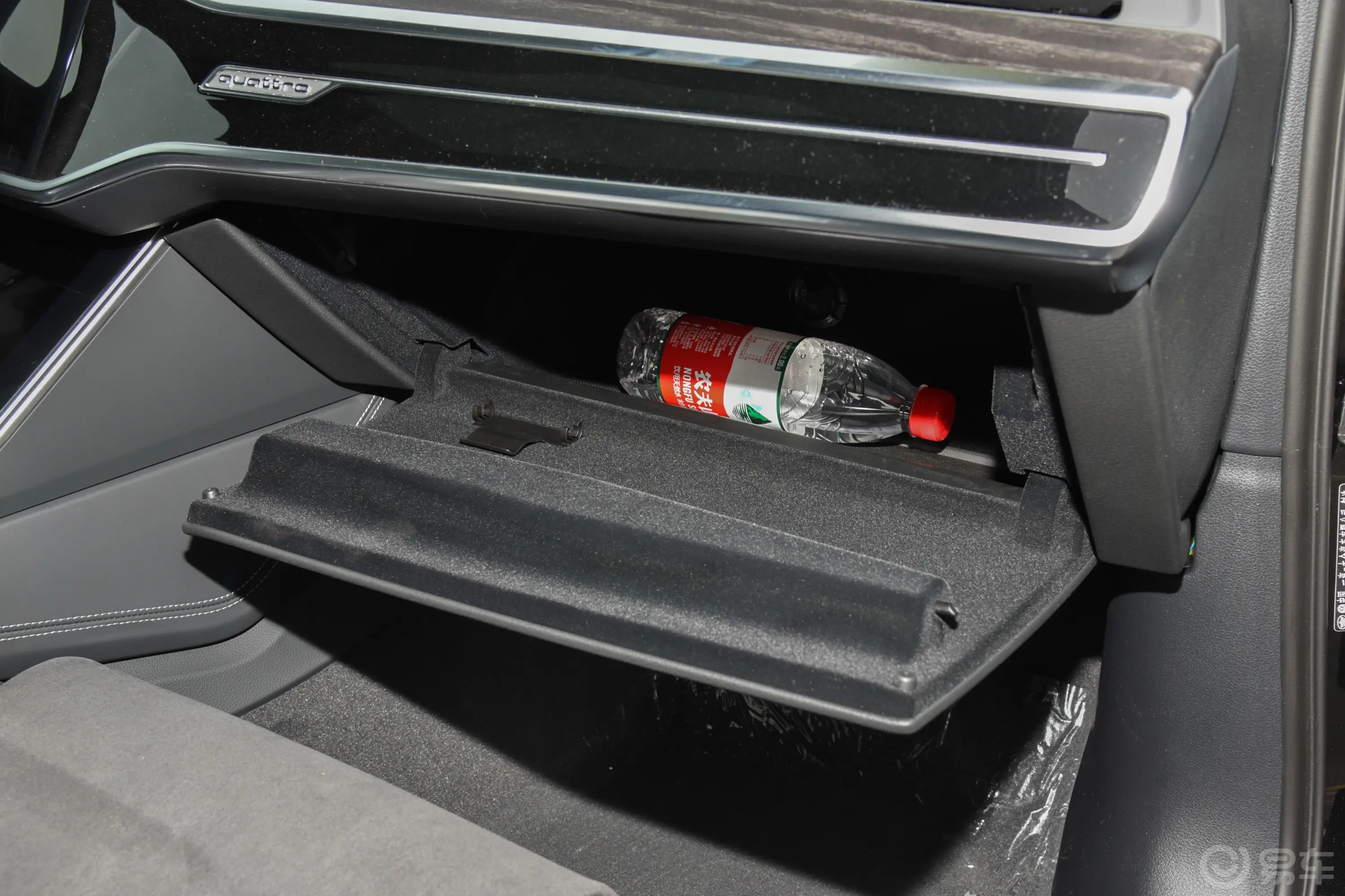 奥迪A6L改款 55 TFSI quattro 尊享动感型手套箱空间水瓶横置