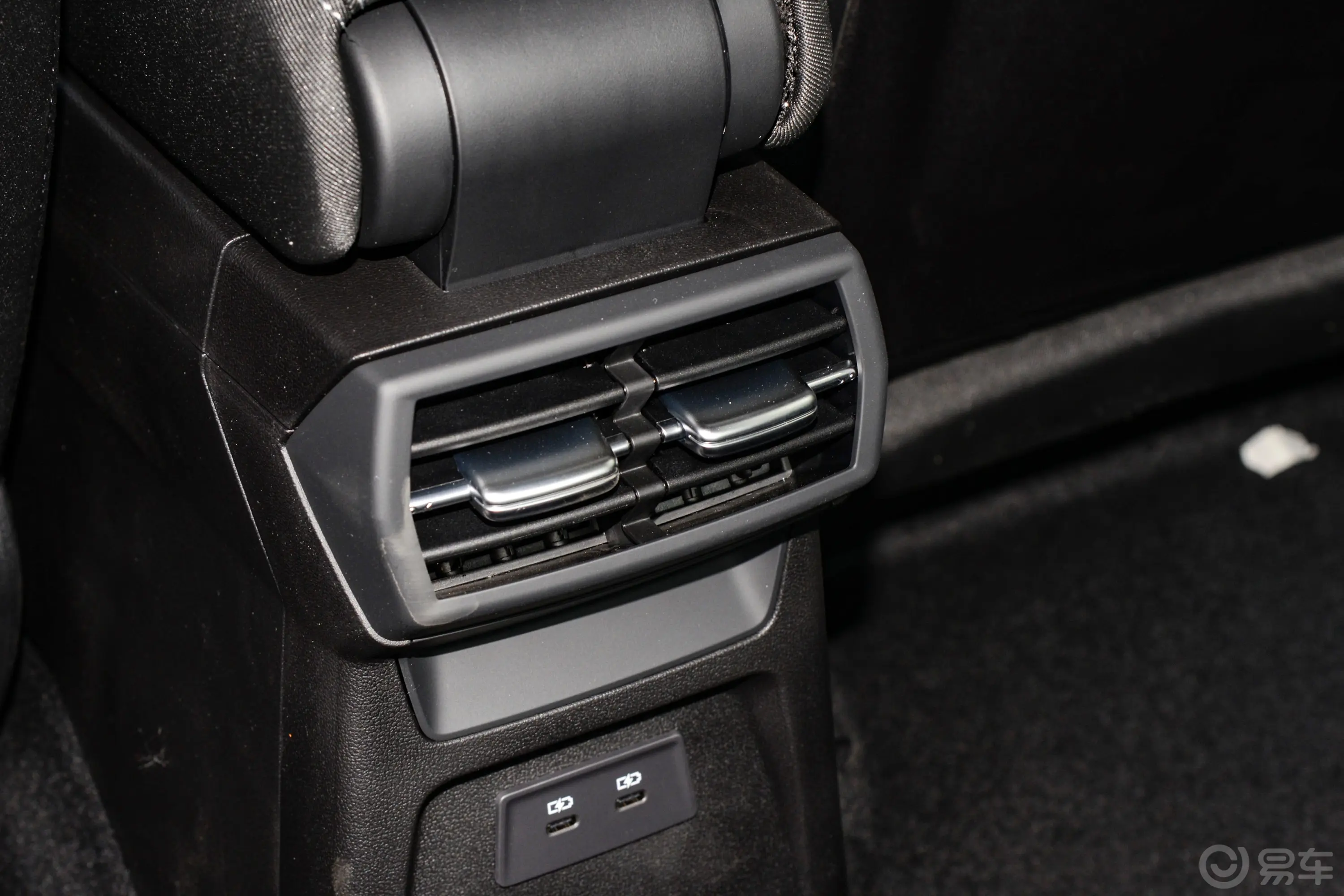 奥迪A3改款 A3L Limousine 35 TFSI 进取运动型后排空调控制键