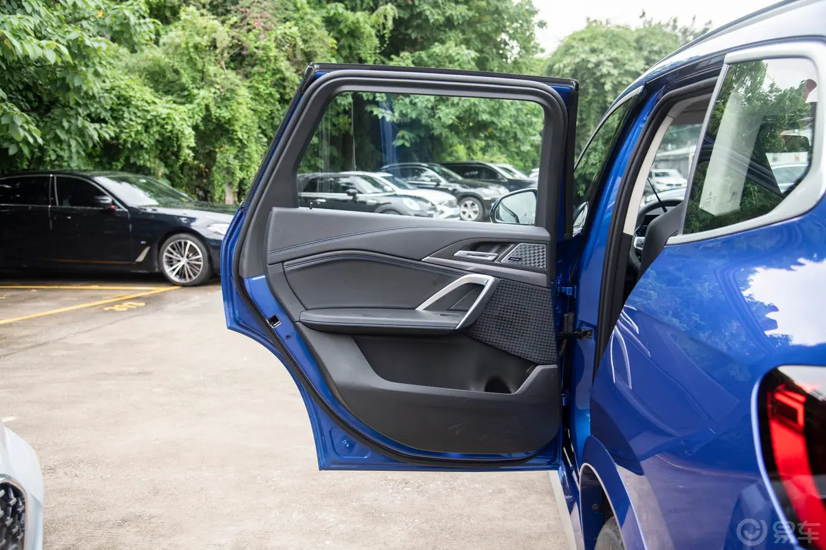 宝马iX1xDrive30L M运动套装驾驶员侧后车门