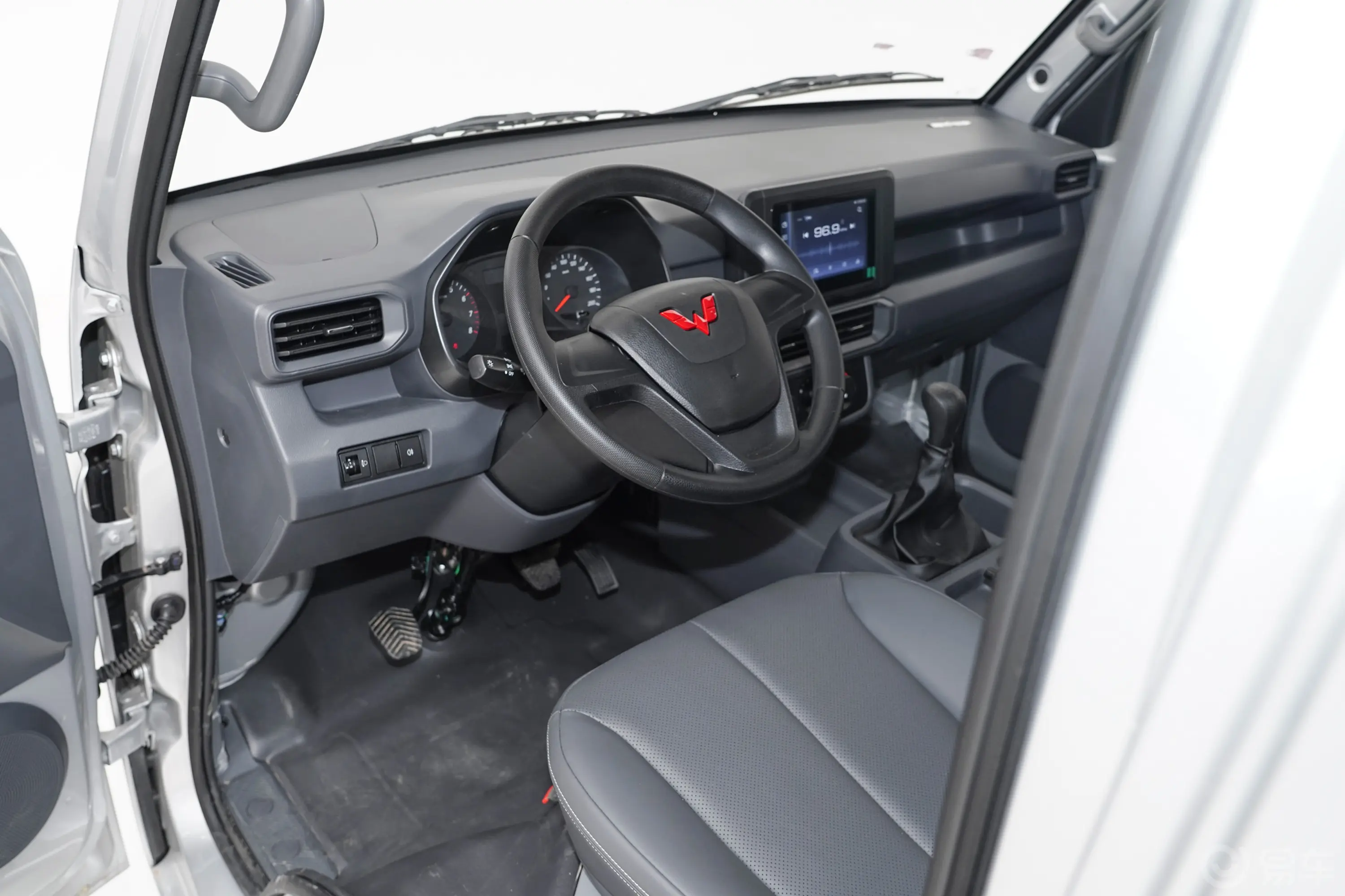五菱龙卡2.0L 舒适型驾驶位区域