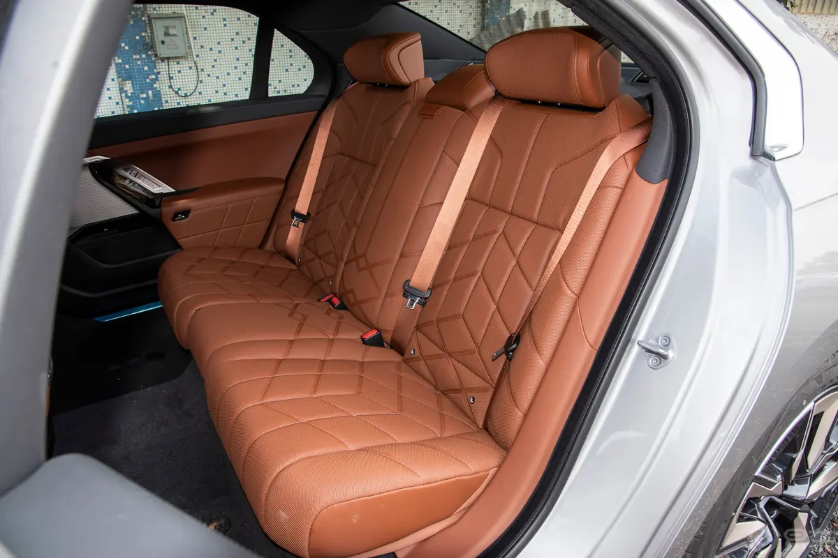 宝马i7eDrive50L 尊享型 豪华套装后排座椅