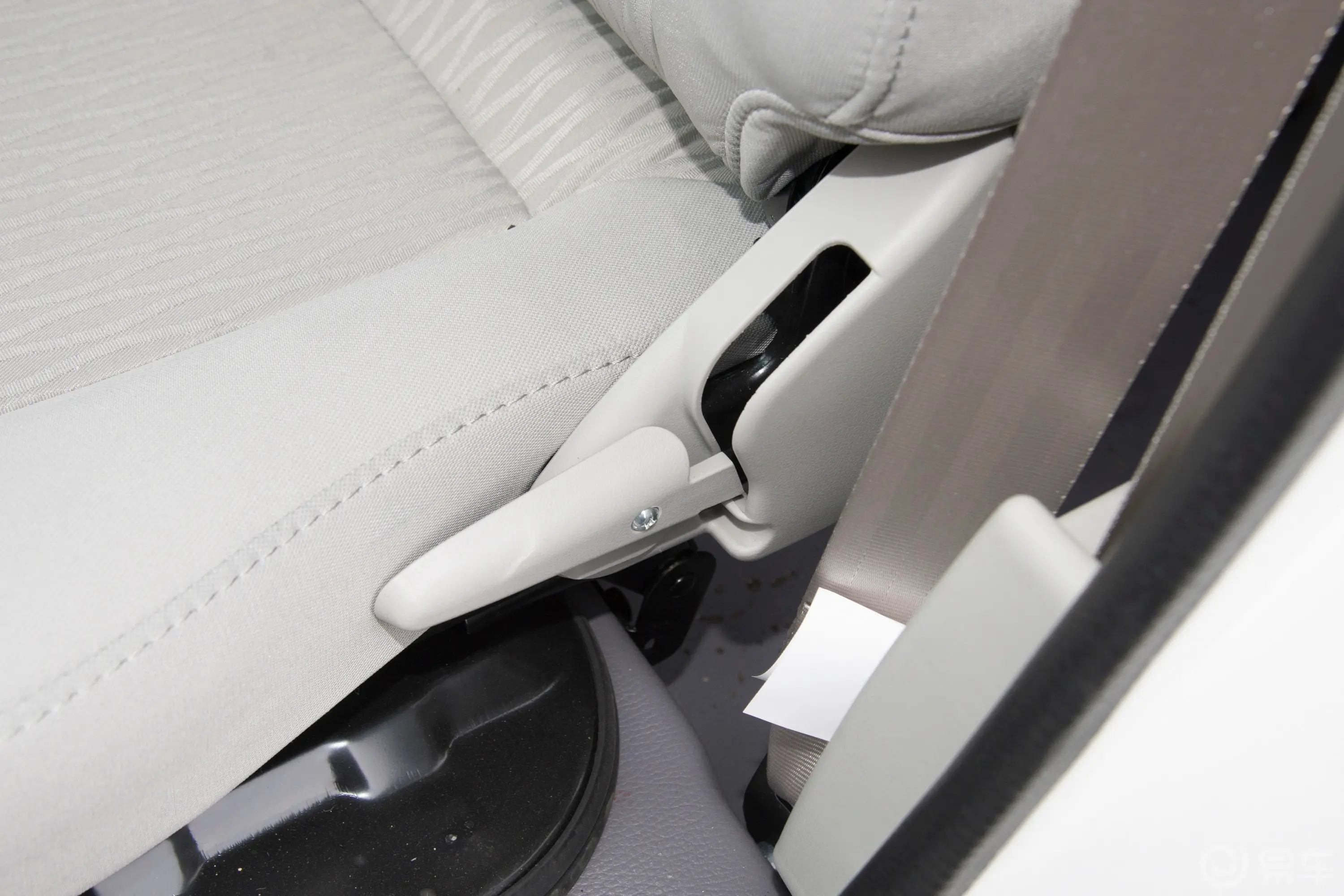 金杯新海狮X30L1.5L 客车财富中央空调版 5/6/7座主驾座椅调节