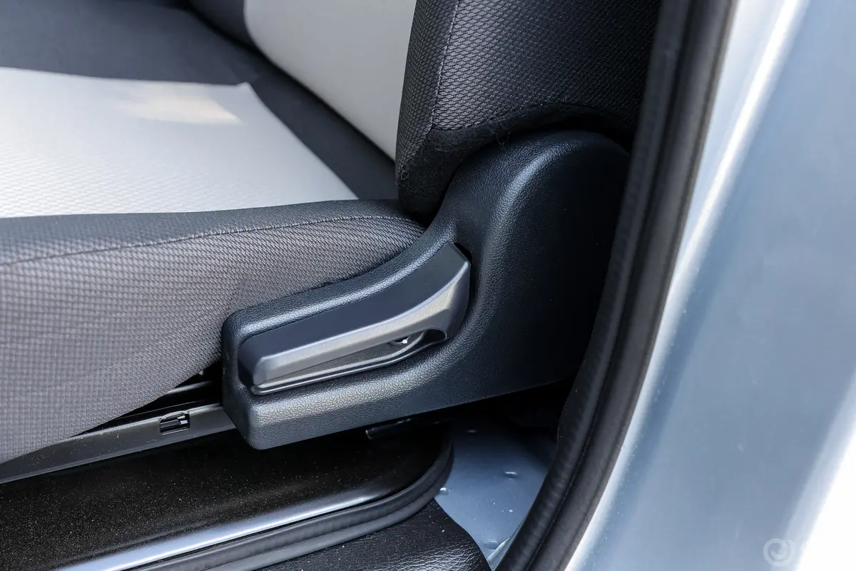 长安星卡1.5L 单排3.06米复合板厢货标准型主驾座椅调节