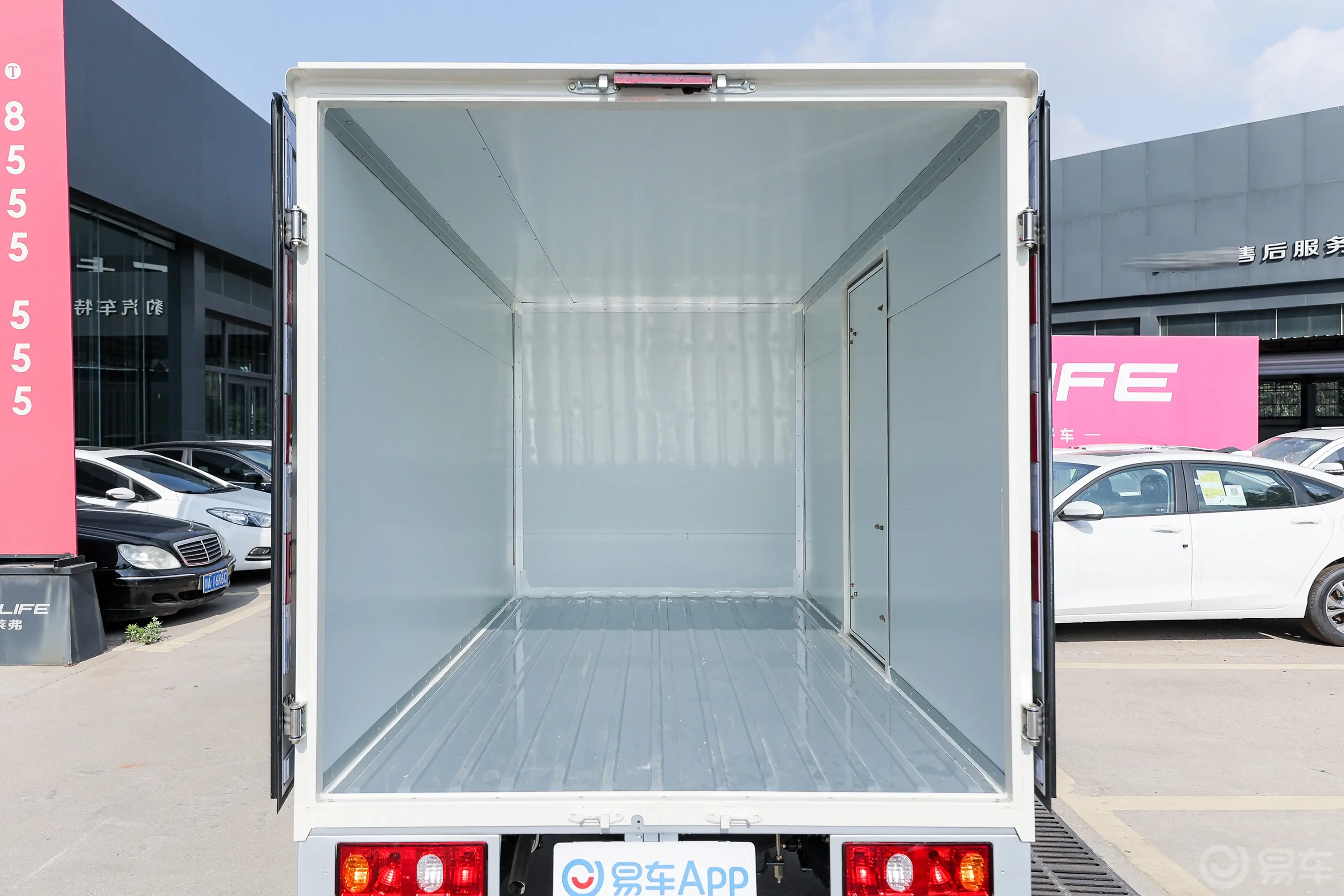 长安星卡1.5L 单排3.06米复合板厢货标准型后备厢空间特写