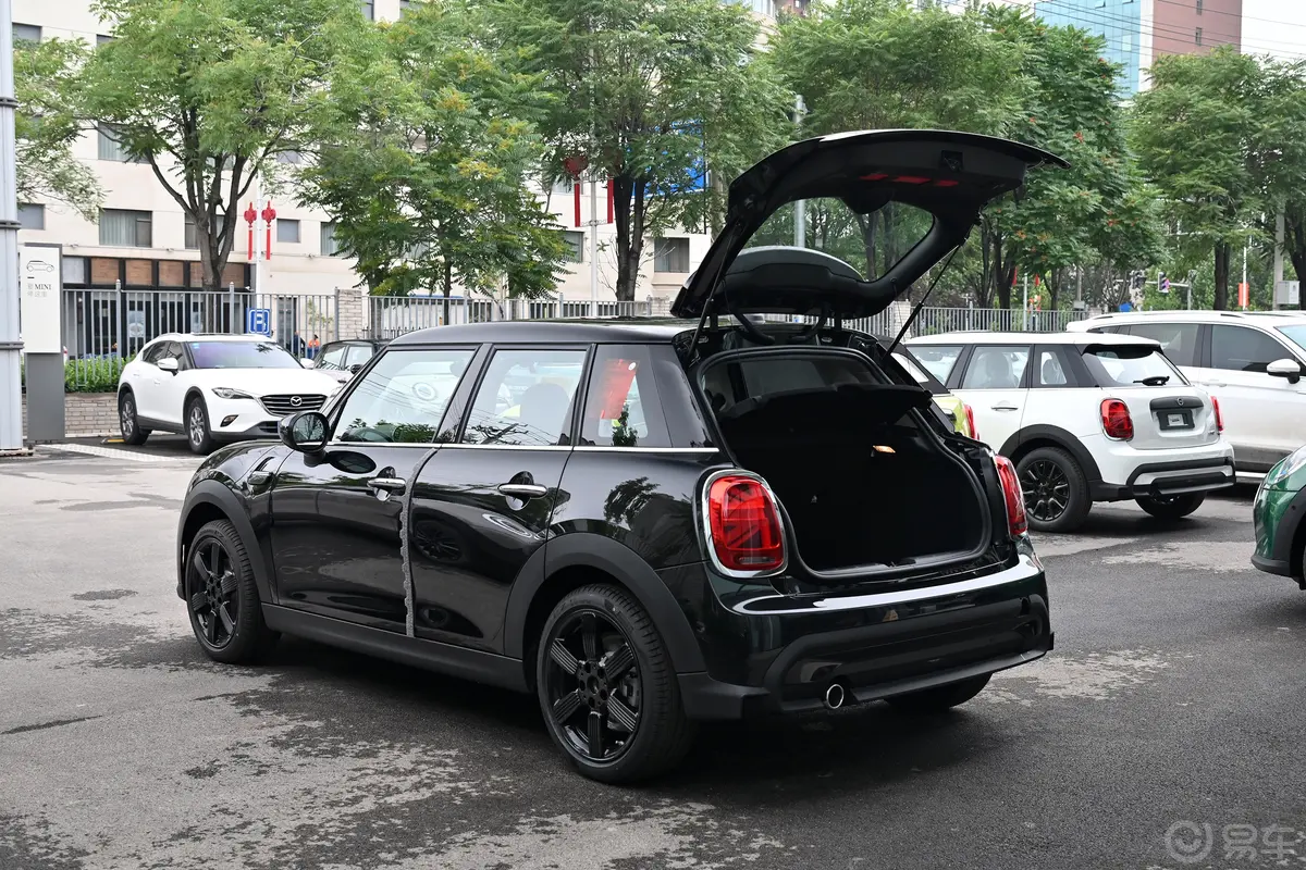 MINI改款 1.5T COOPER 艺术家后备厢开启45度侧拍