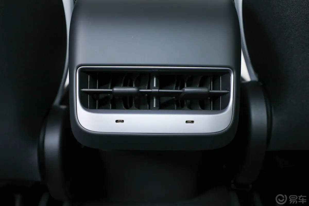 Model Y615km Performance高性能全轮驱动版后排空调控制键