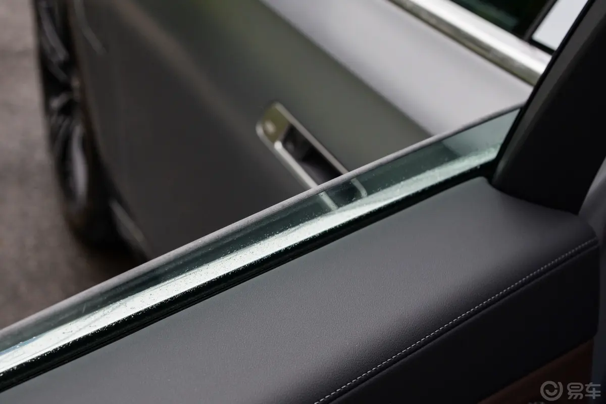 宝马i7eDrive50L 尊享型 M运动套装后排玻璃材质特写