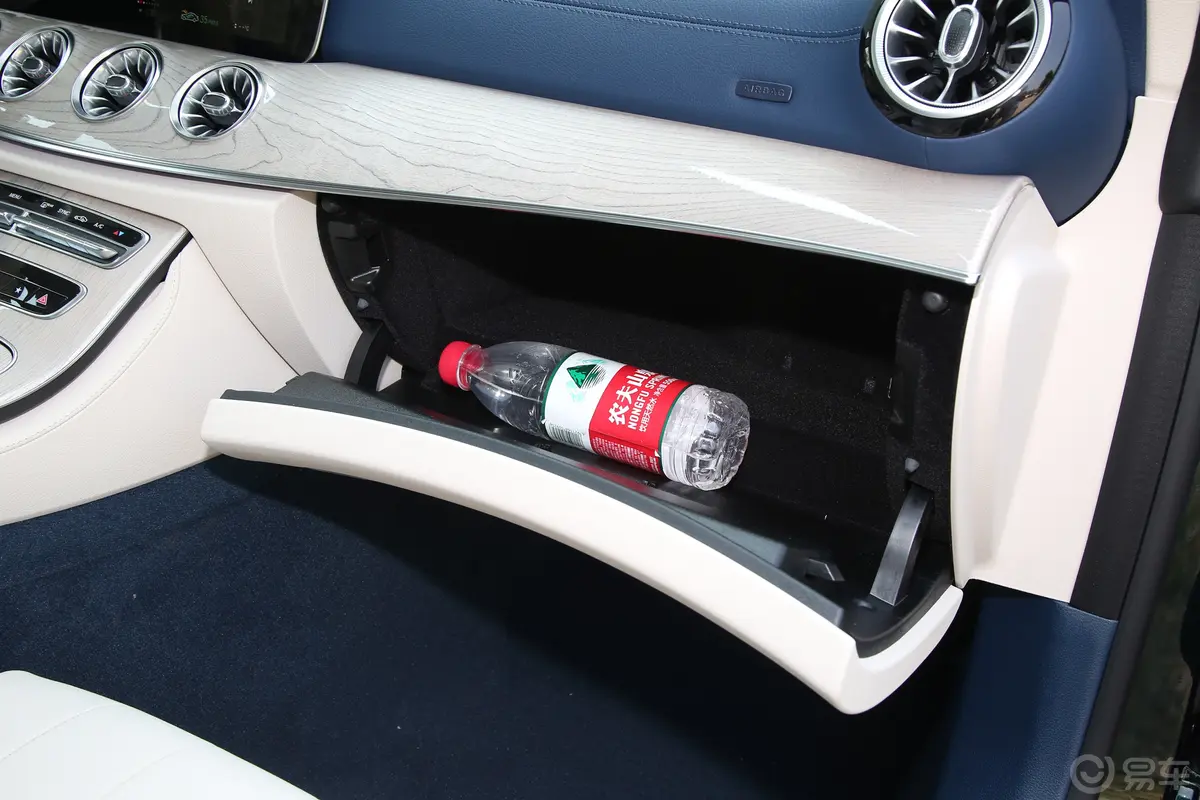 奔驰E级(进口)改款 E 260 4MATIC 敞篷轿跑车手套箱空间水瓶横置