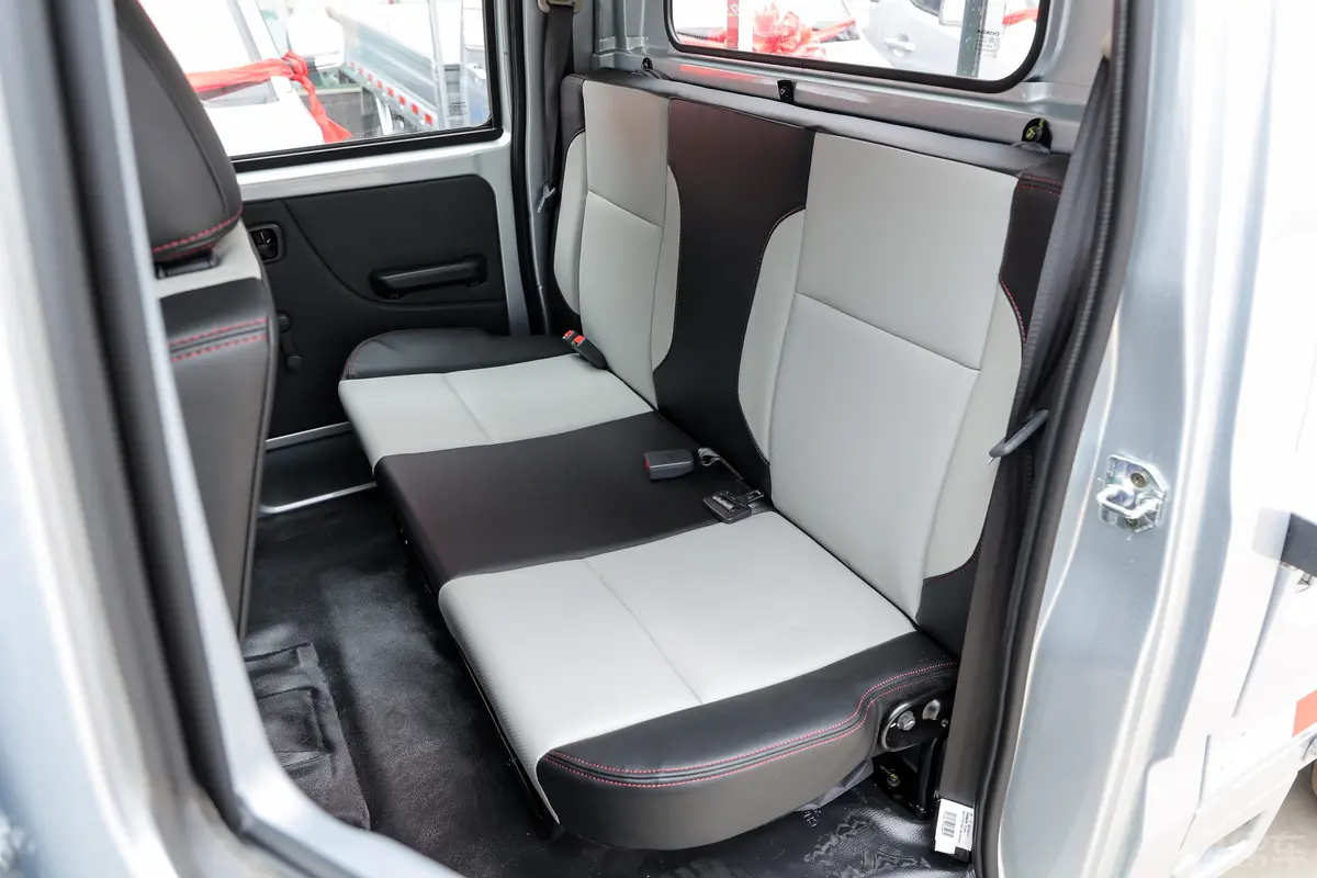 长安星卡1.5L 双排2.55米载货汽车豪华型后排座椅