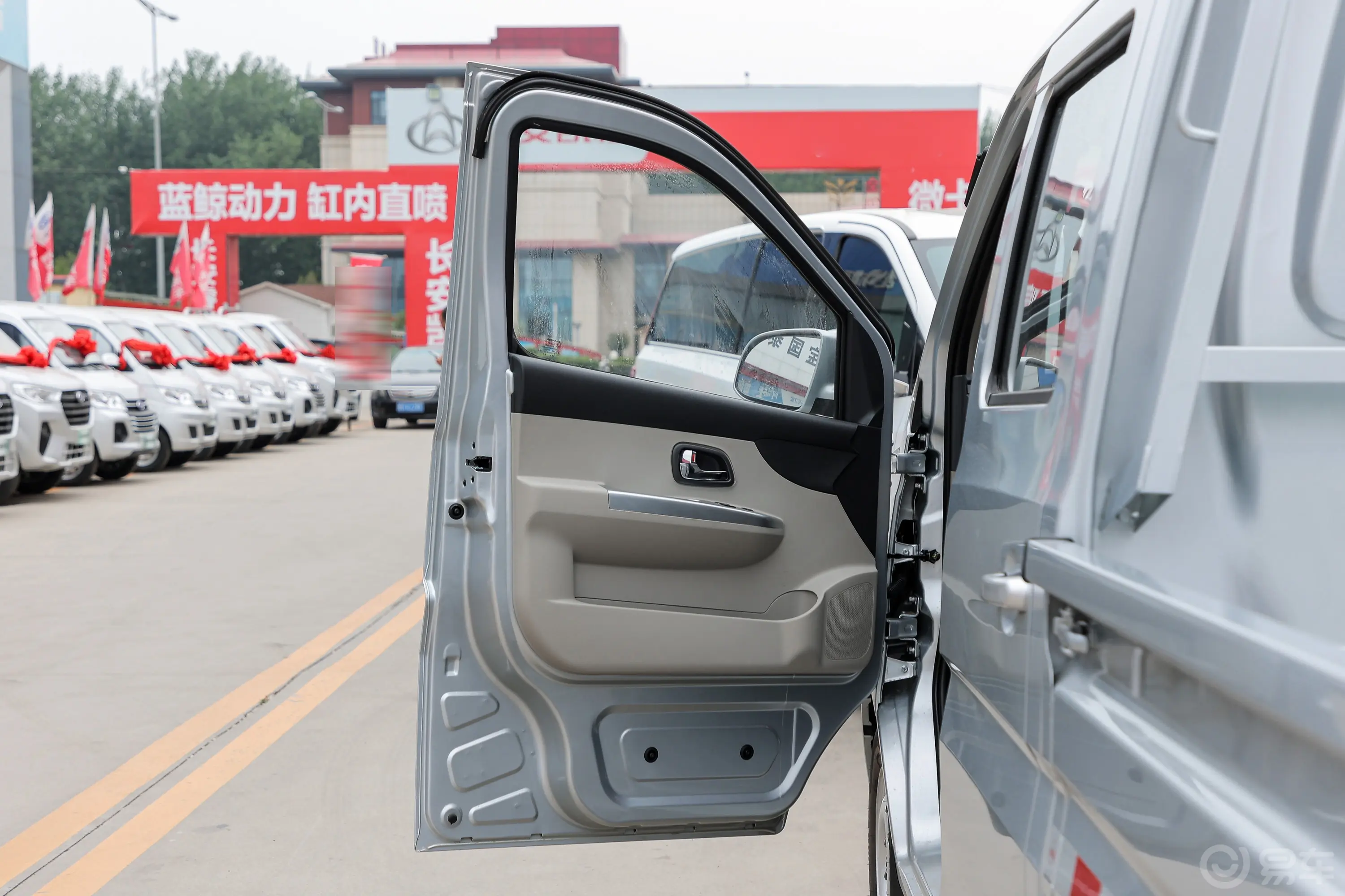 长安星卡1.5L 双排2.55米载货汽车豪华型驾驶员侧前车门