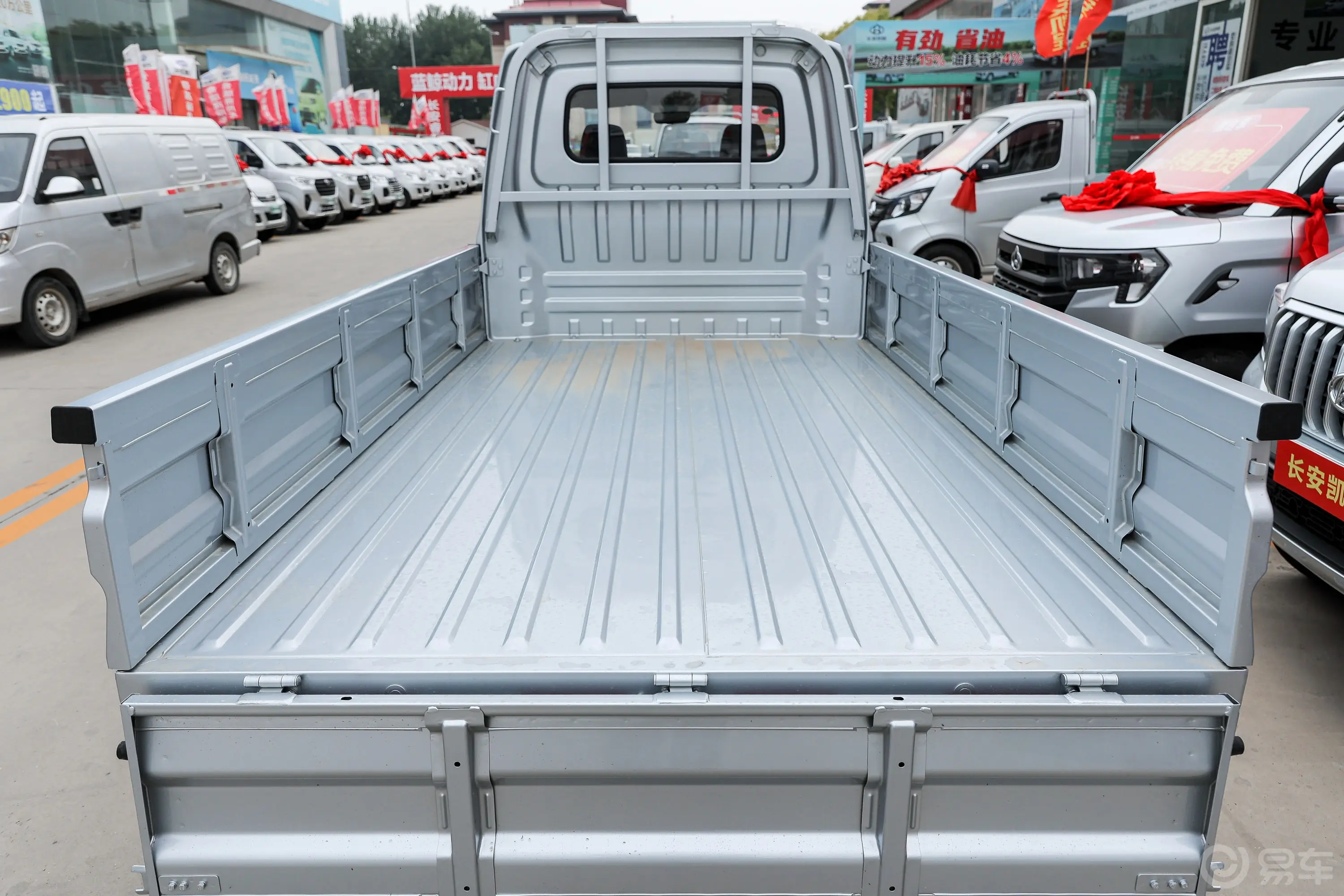 长安星卡1.5L 双排2.55米载货汽车豪华型后备厢空间特写