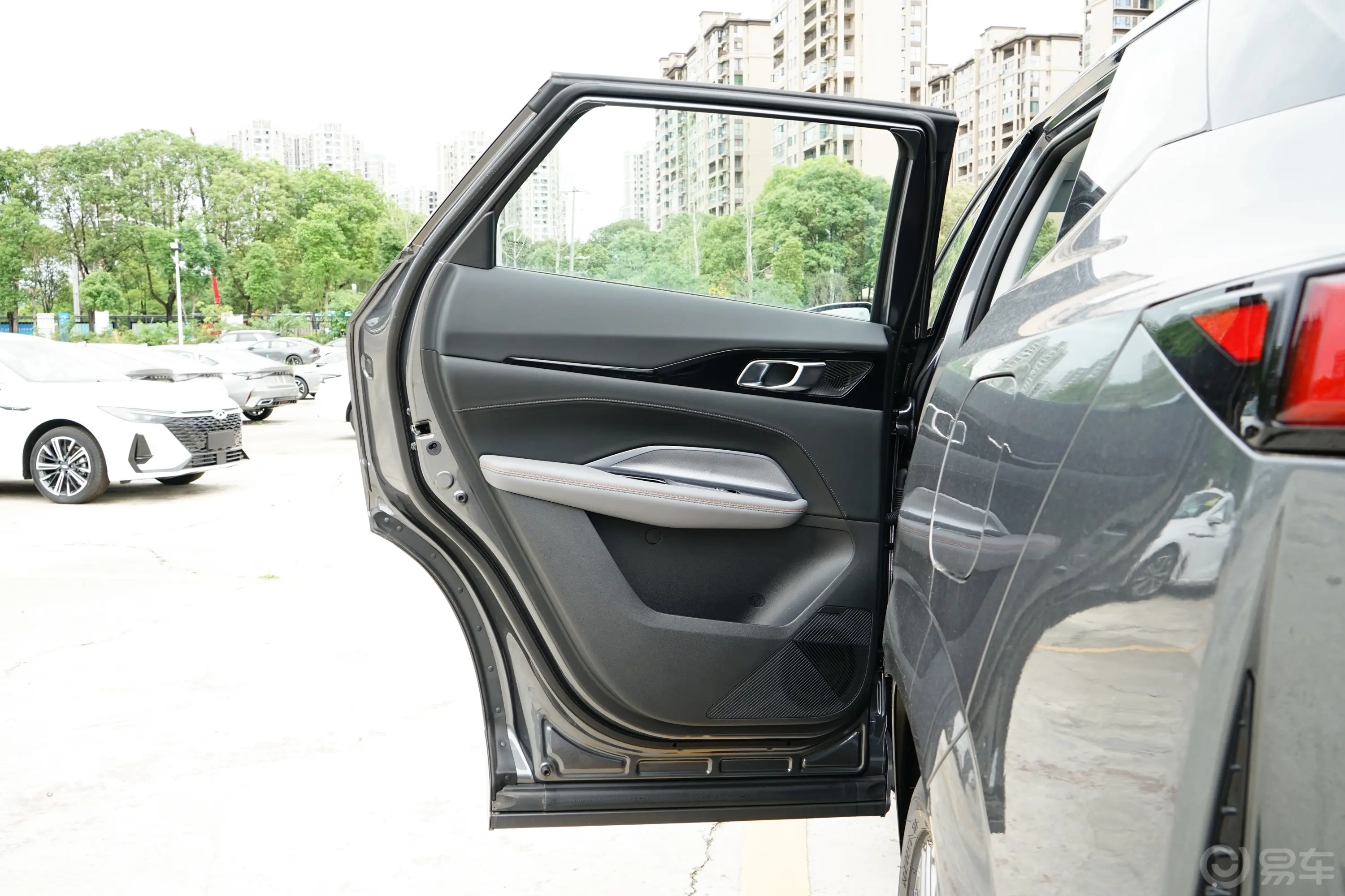 长安欧尚Z61.5T 双离合智尊型驾驶员侧后车门