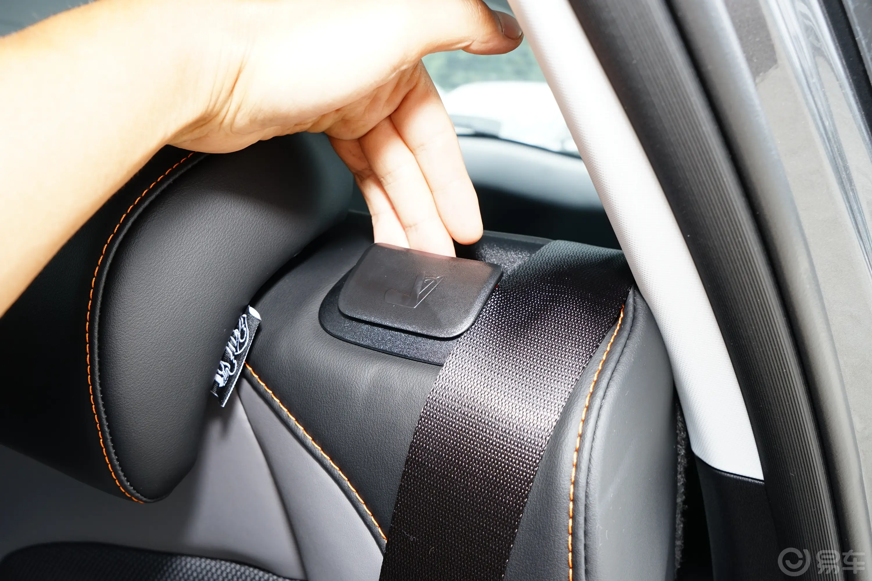 长安欧尚Z61.5T 双离合智尊型后备箱内座椅放倒按钮
