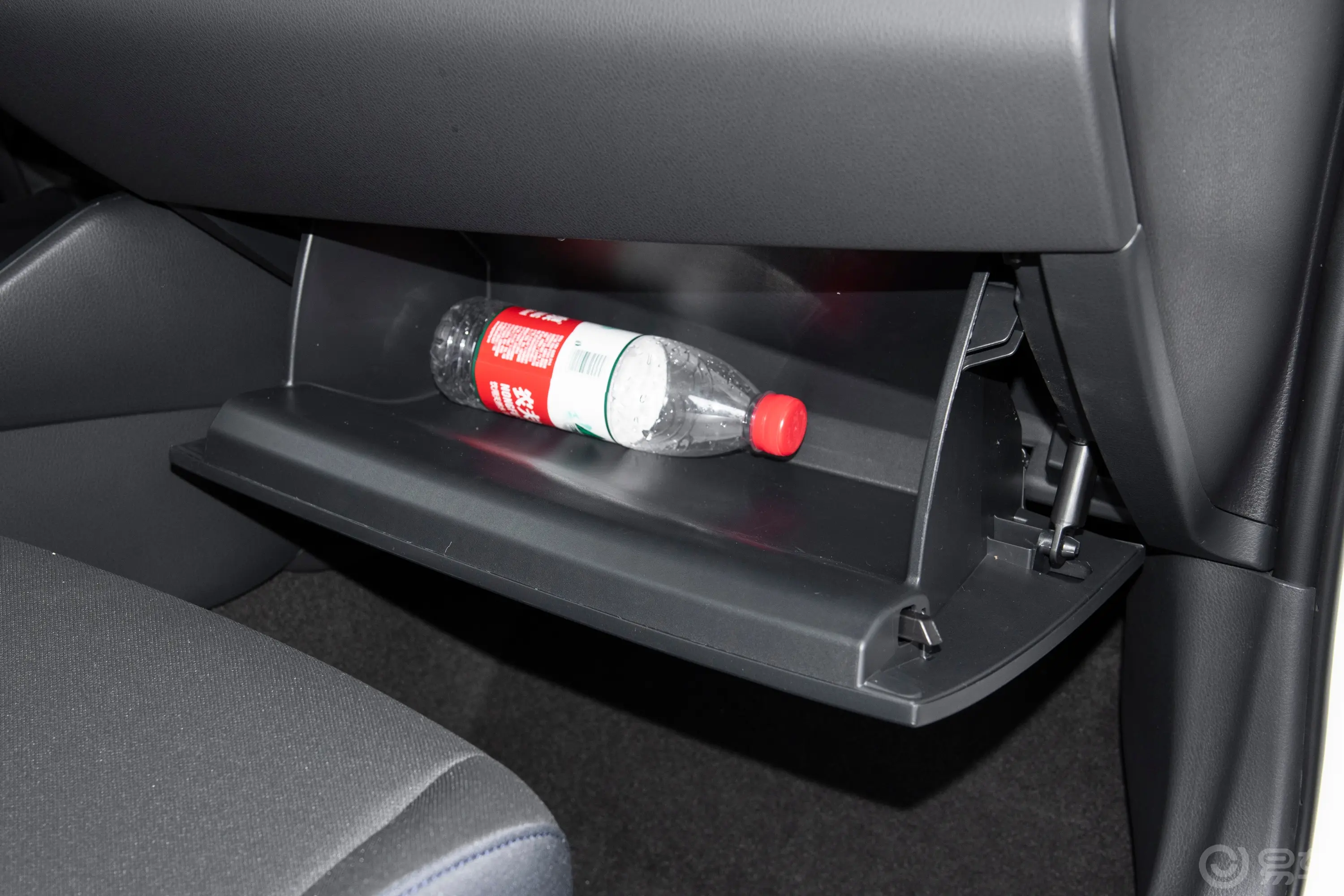 丰田C-HR双擎 2.0L 舒适版手套箱空间水瓶横置