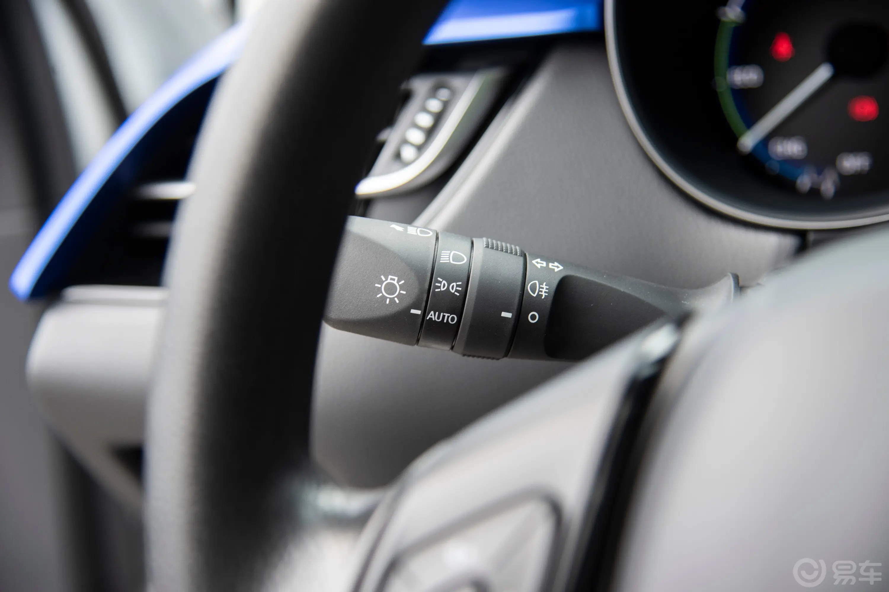 丰田C-HR双擎 2.0L 舒适版灯光控制区