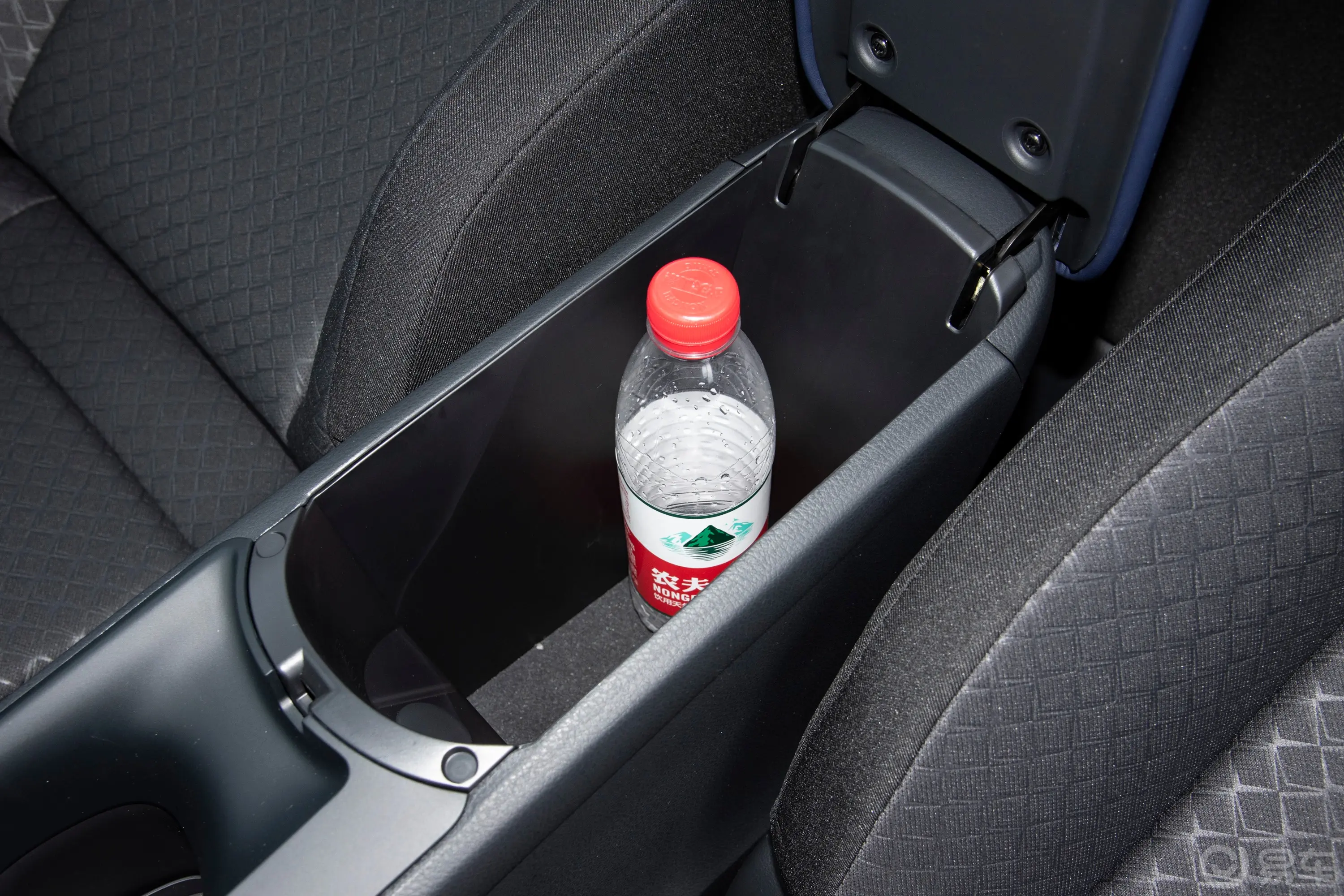 丰田C-HR双擎 2.0L 舒适版前排扶手箱储物格