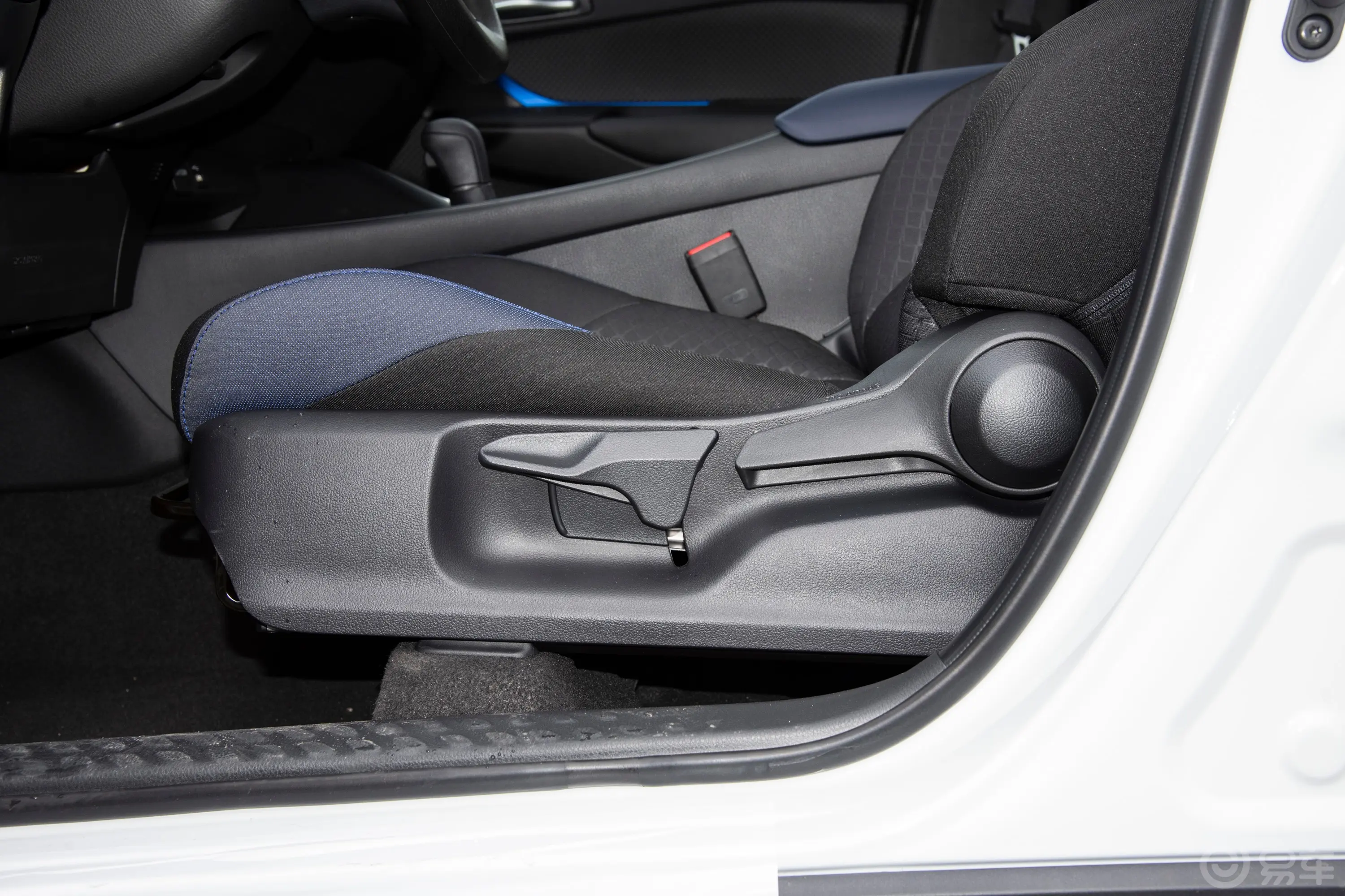 丰田C-HR双擎 2.0L 舒适版主驾座椅调节