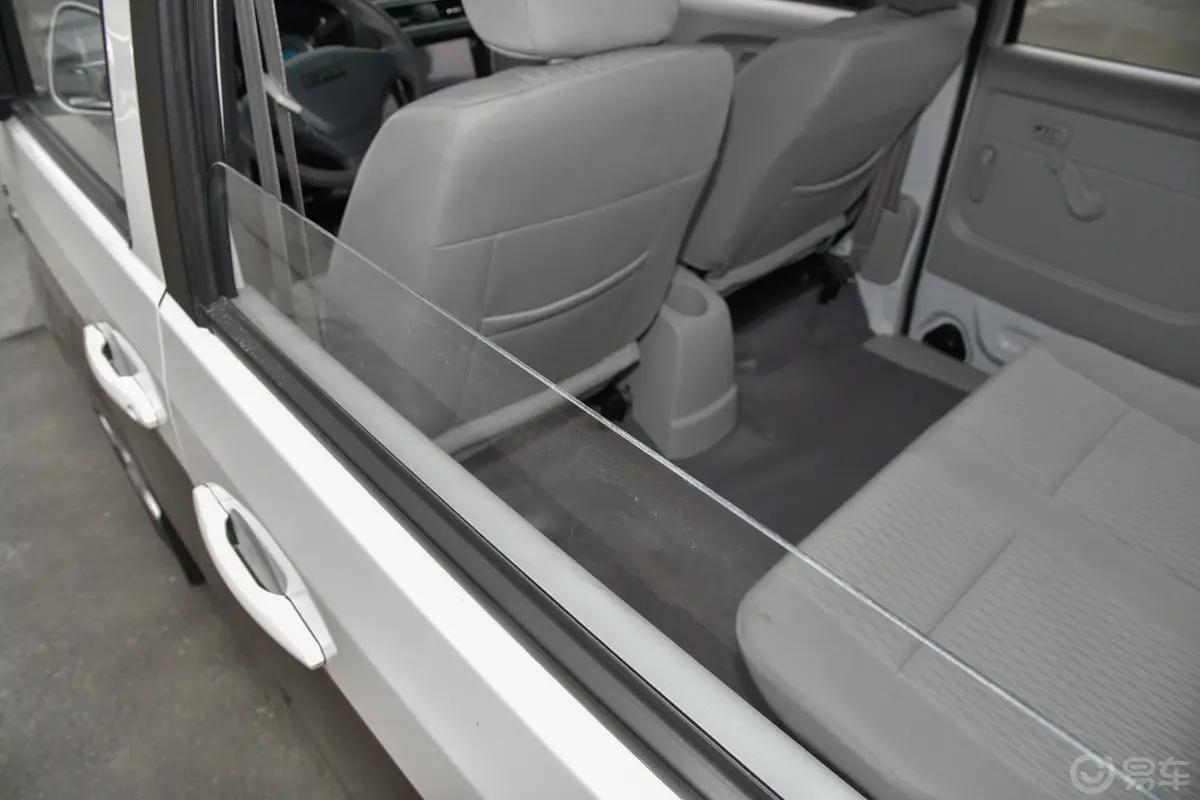 金杯新海狮X30L1.5L 客车财富中央空调版 6/7座 CNG(100L)后排玻璃材质特写