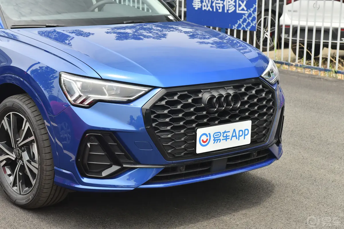 奥迪Q3 Sportback改款 40 TFSI 时尚型前格栅侧俯拍