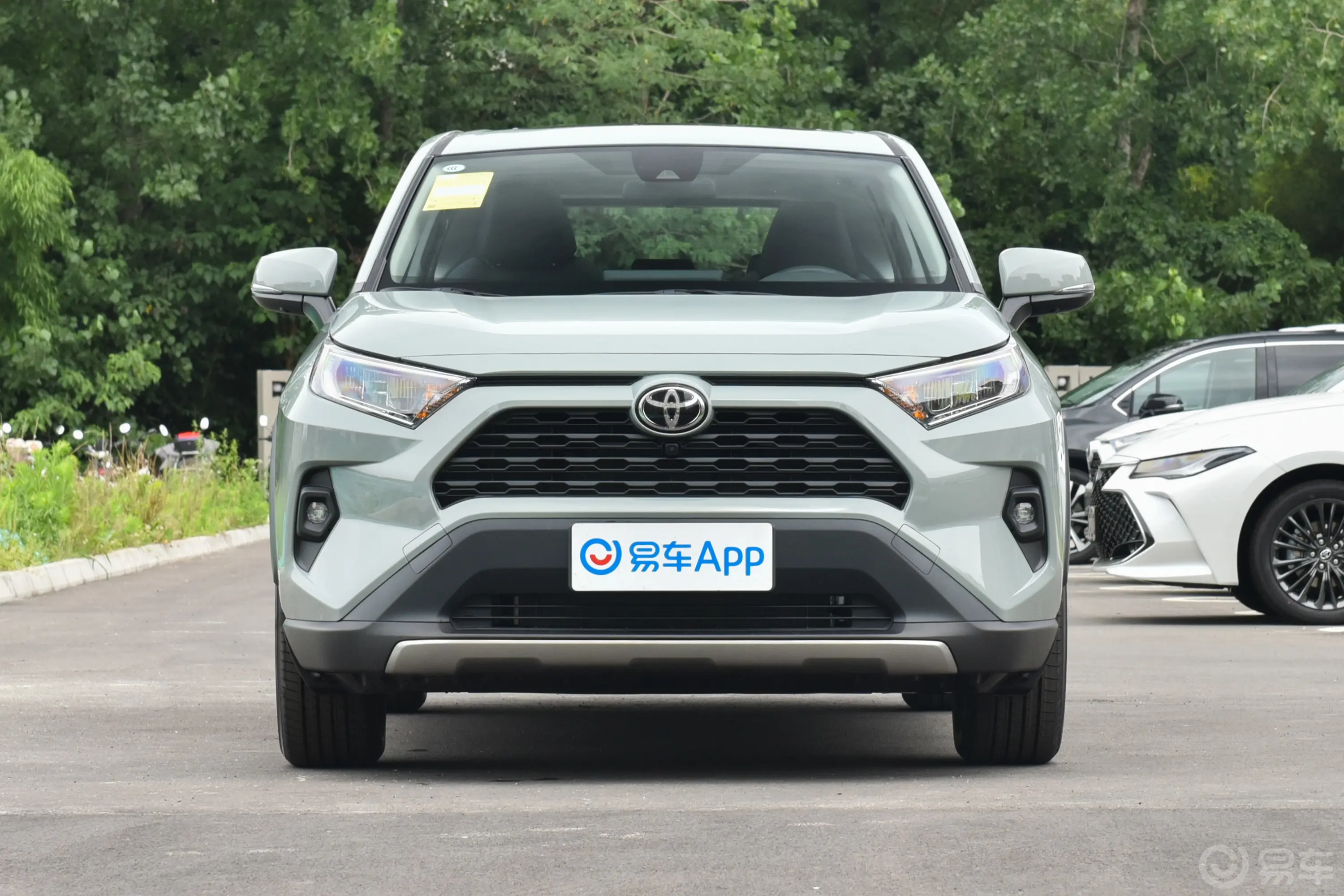 RAV4荣放2.0L 两驱风尚版正前水平