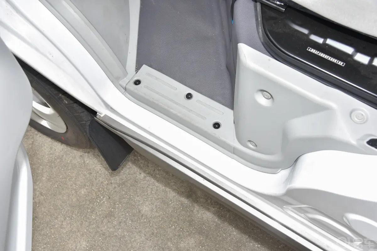 金杯新海狮X30L1.5L 客车财富中央空调版 6/7座 CNG(100L)前排迎宾踏板