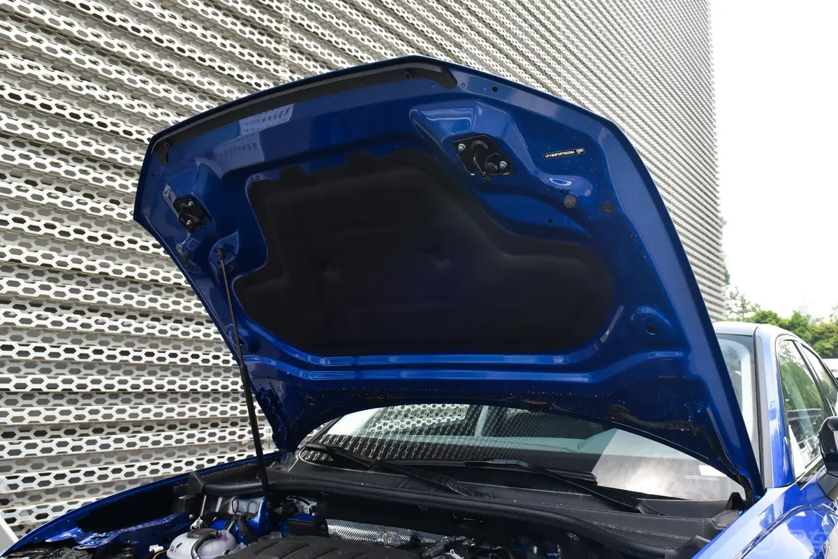 奥迪Q3 Sportback改款 40 TFSI 时尚型发动机舱盖内侧