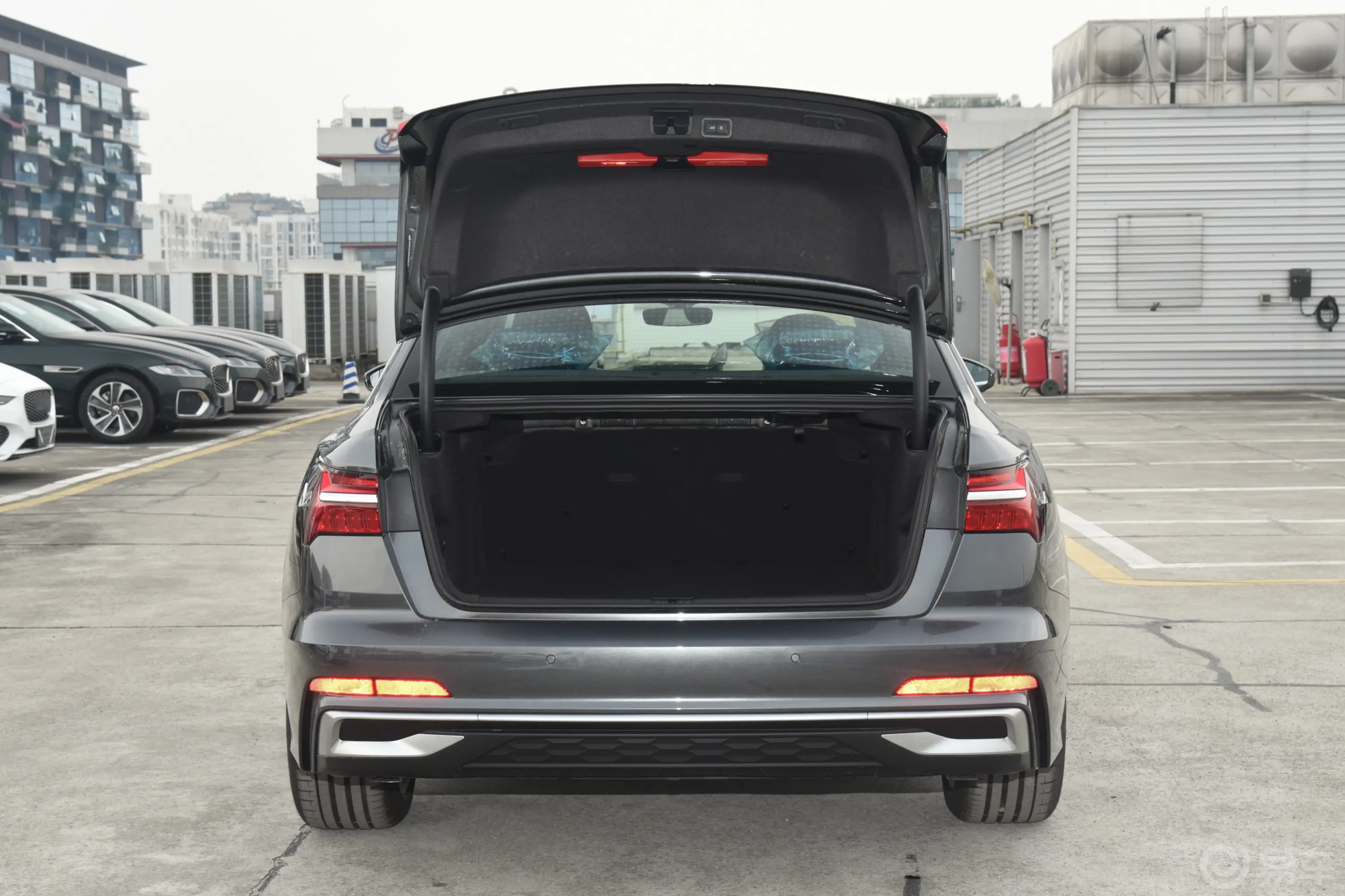 奥迪A6L改款 45 TFSI 臻选动感型后备厢