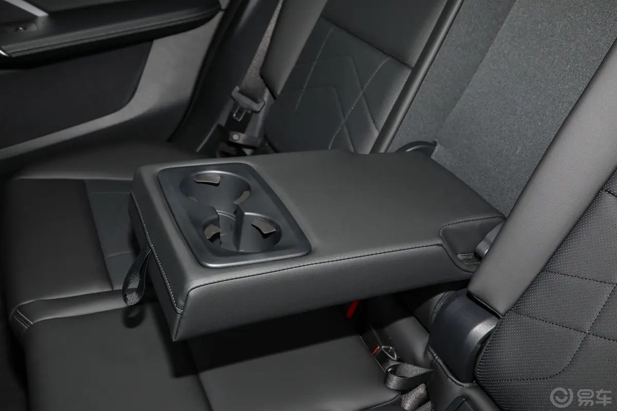 宝马X1sDrive20Li X设计套装后排中央扶手