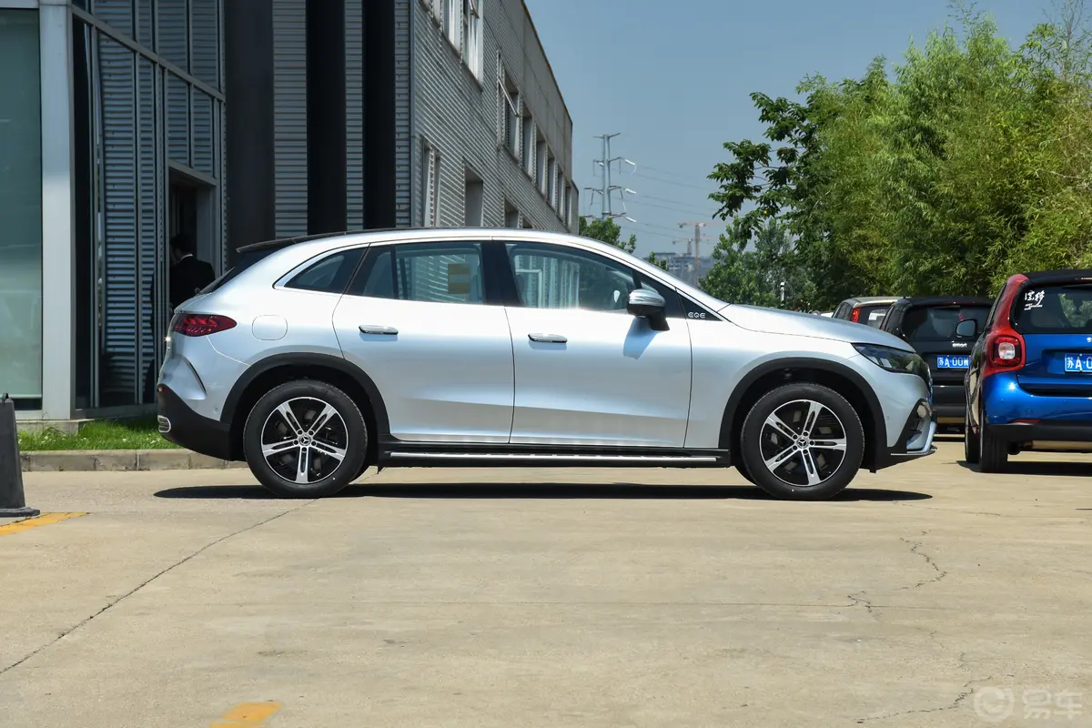 奔驰EQE SUV350 4MATIC 先锋版正侧车头向右水平